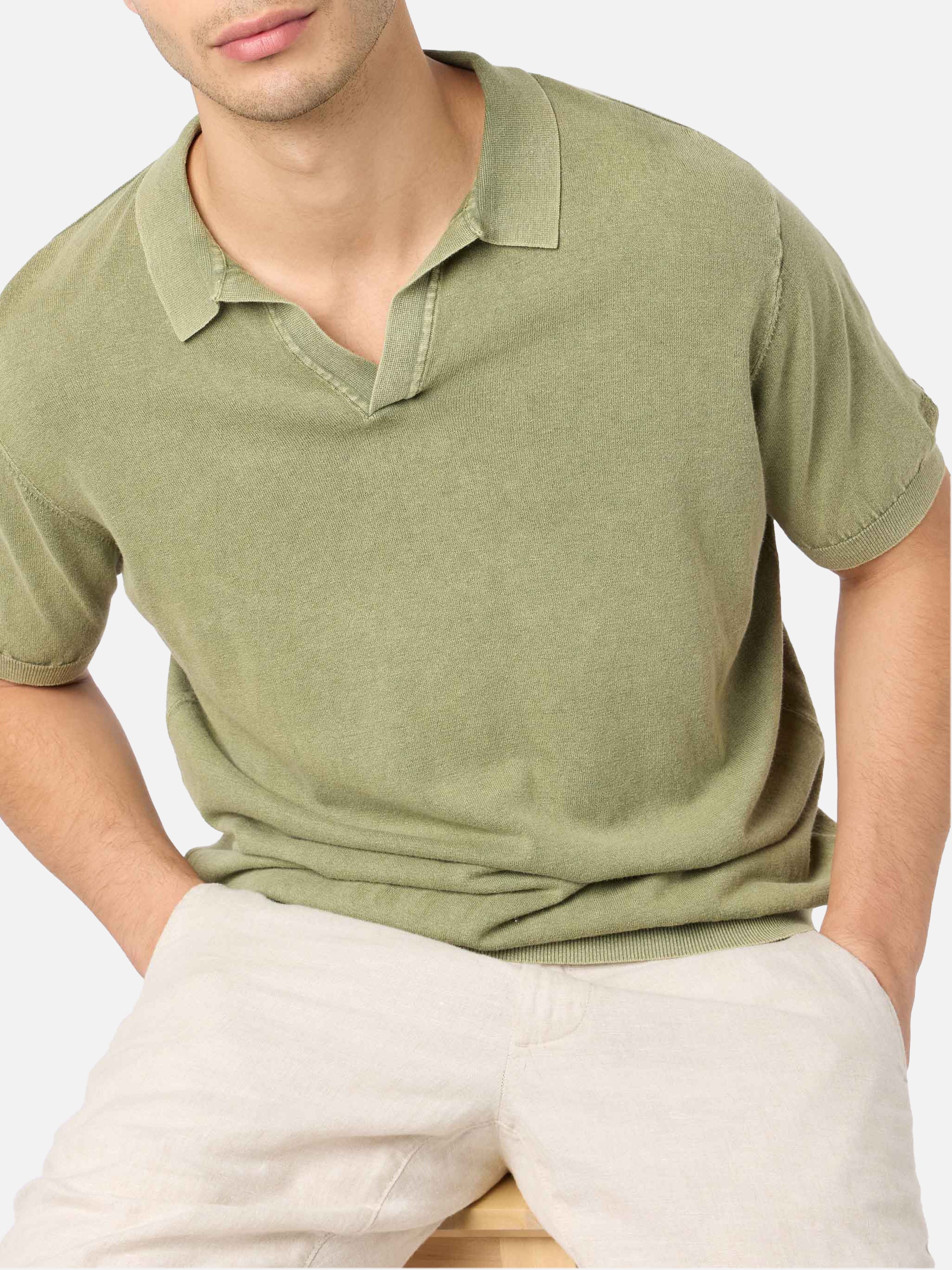 Sloan poloshirt in militairgroene gebreide stof met knopen en vintage afwerking.