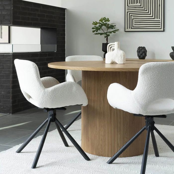 HERMOS - Juego de 6 sillas de comedor en tela bouclé blanca con base giratoria de metal negro.