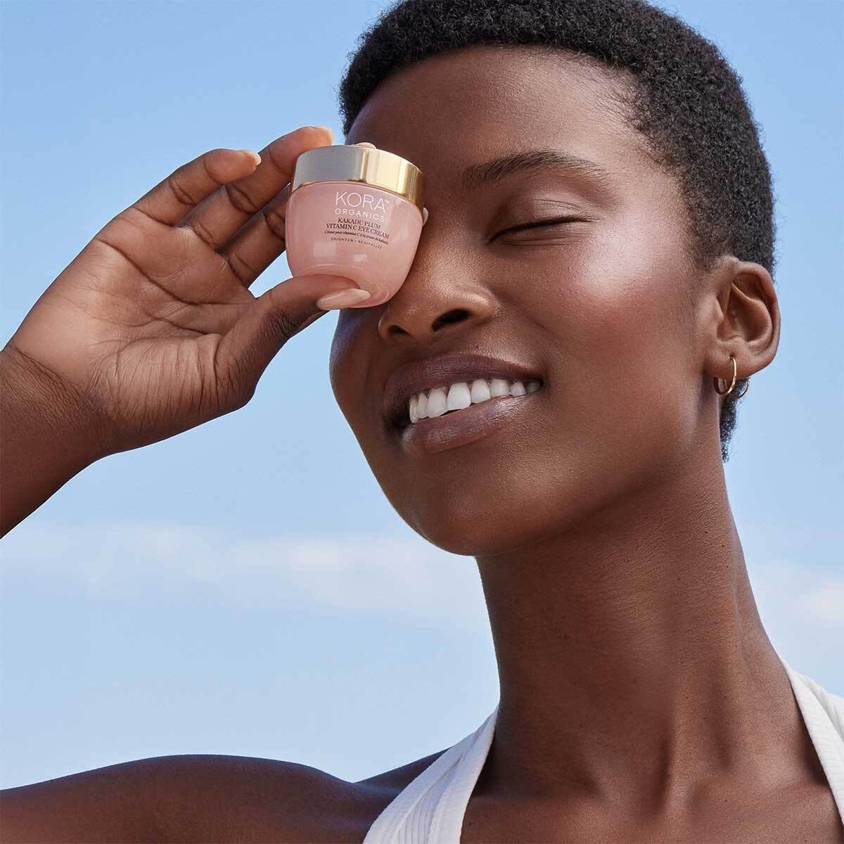 KORA Organics krema za oči z vitaminom C in okusom kakaduja - 15 ml