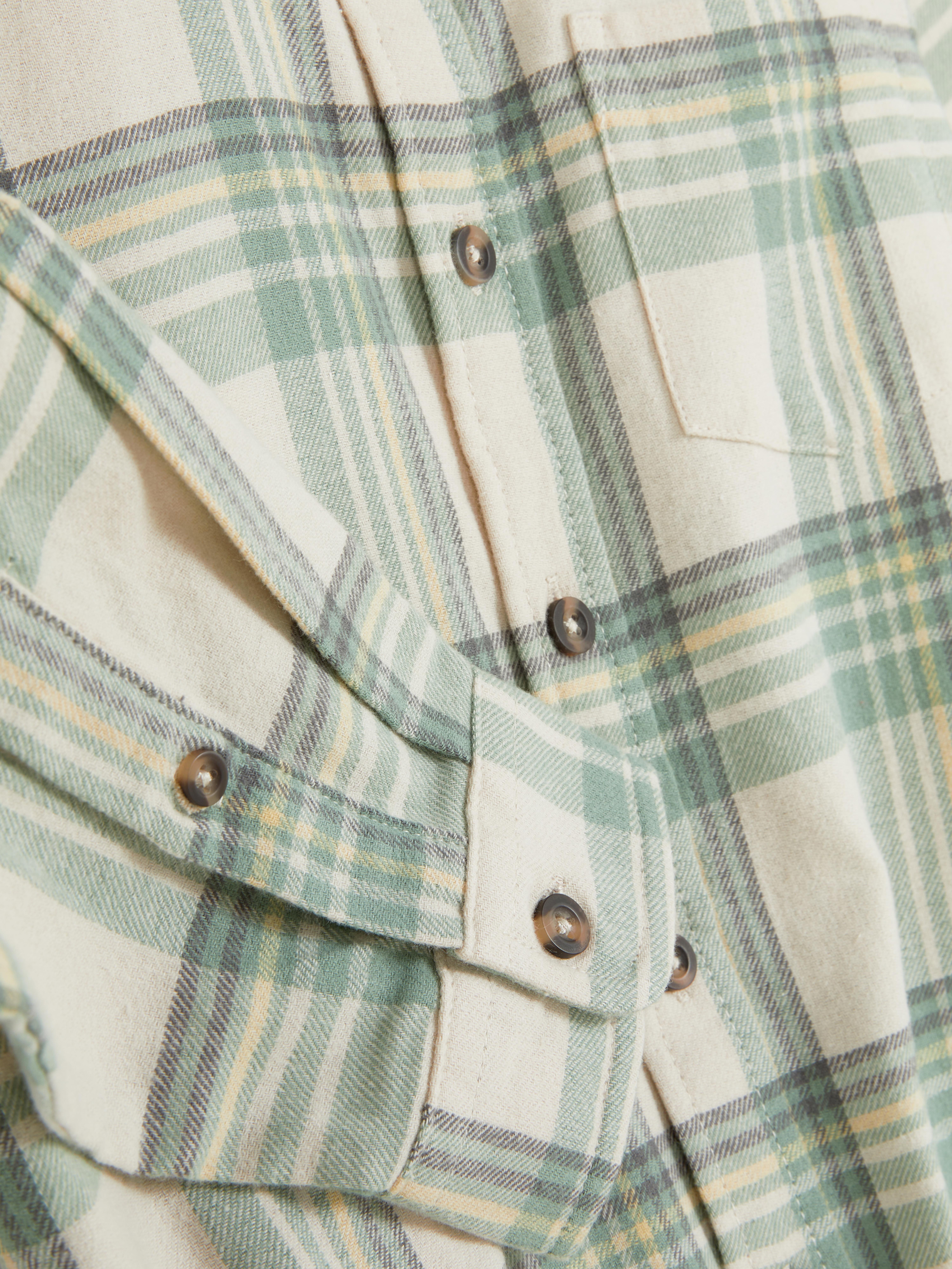 Camicia a quadri con chiusura a bottoni. Una camicia con chiusura a bottoni, colletto, maniche lunghe e motivo a quadri.