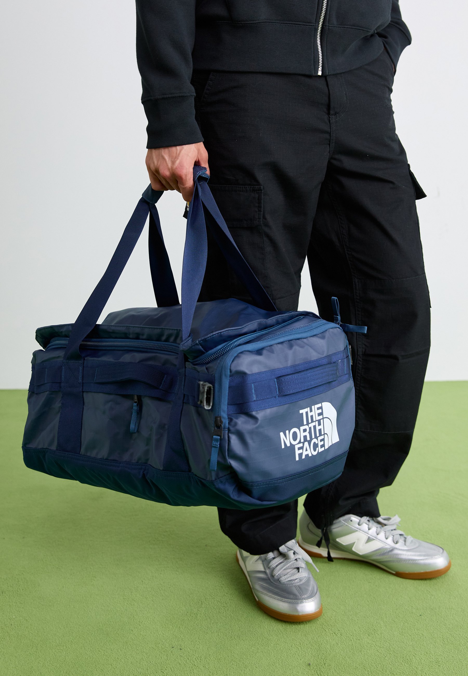 The North Face BASE CAMP VOYAGER DUFFEL 42L UNISEX - Reistas - schaduwblauw/topblauw