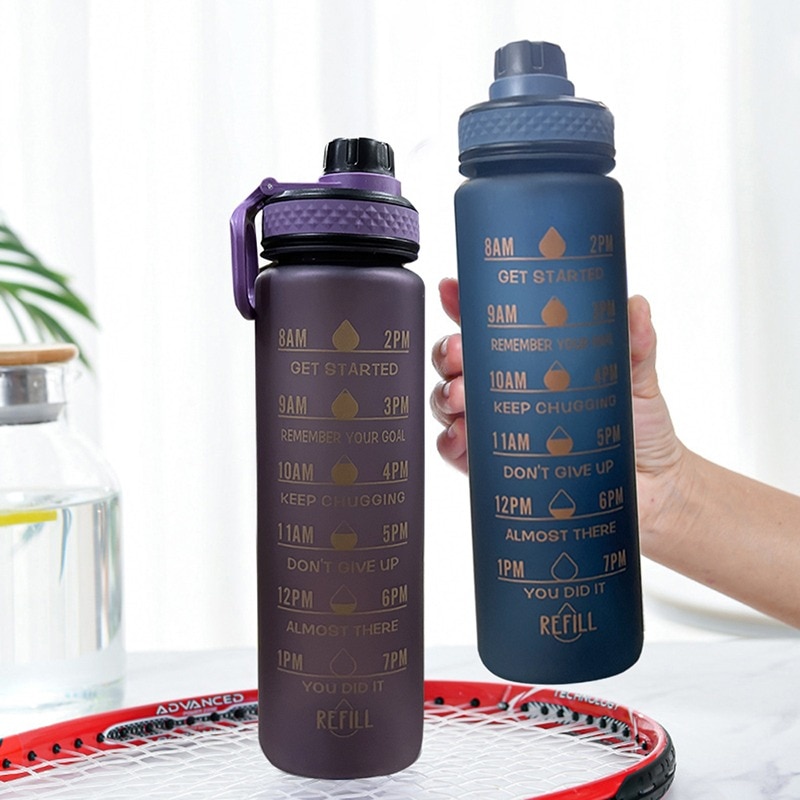 Gourde en plastique de grande capacité (900 ml) avec paille, idéale pour les sports de plein air, le camping et le vélo.
