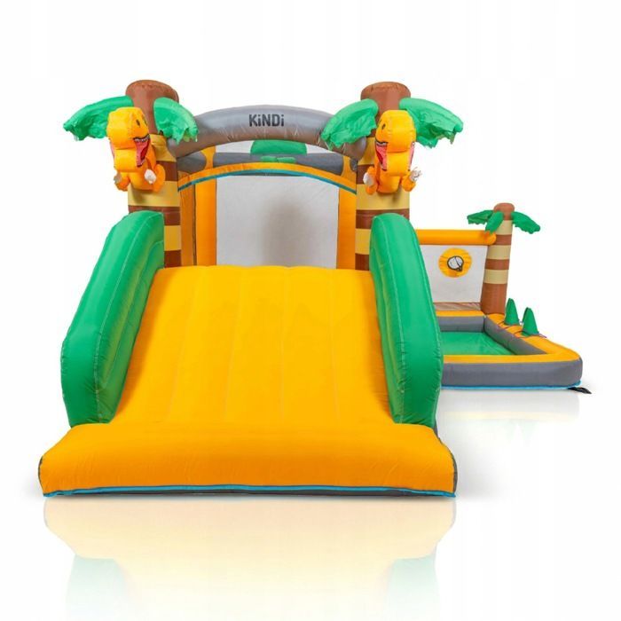 Area giochi gonfiabile KINDI con scivolo acquatico, cestino giochi, soffiatore e grande castello da giardino.