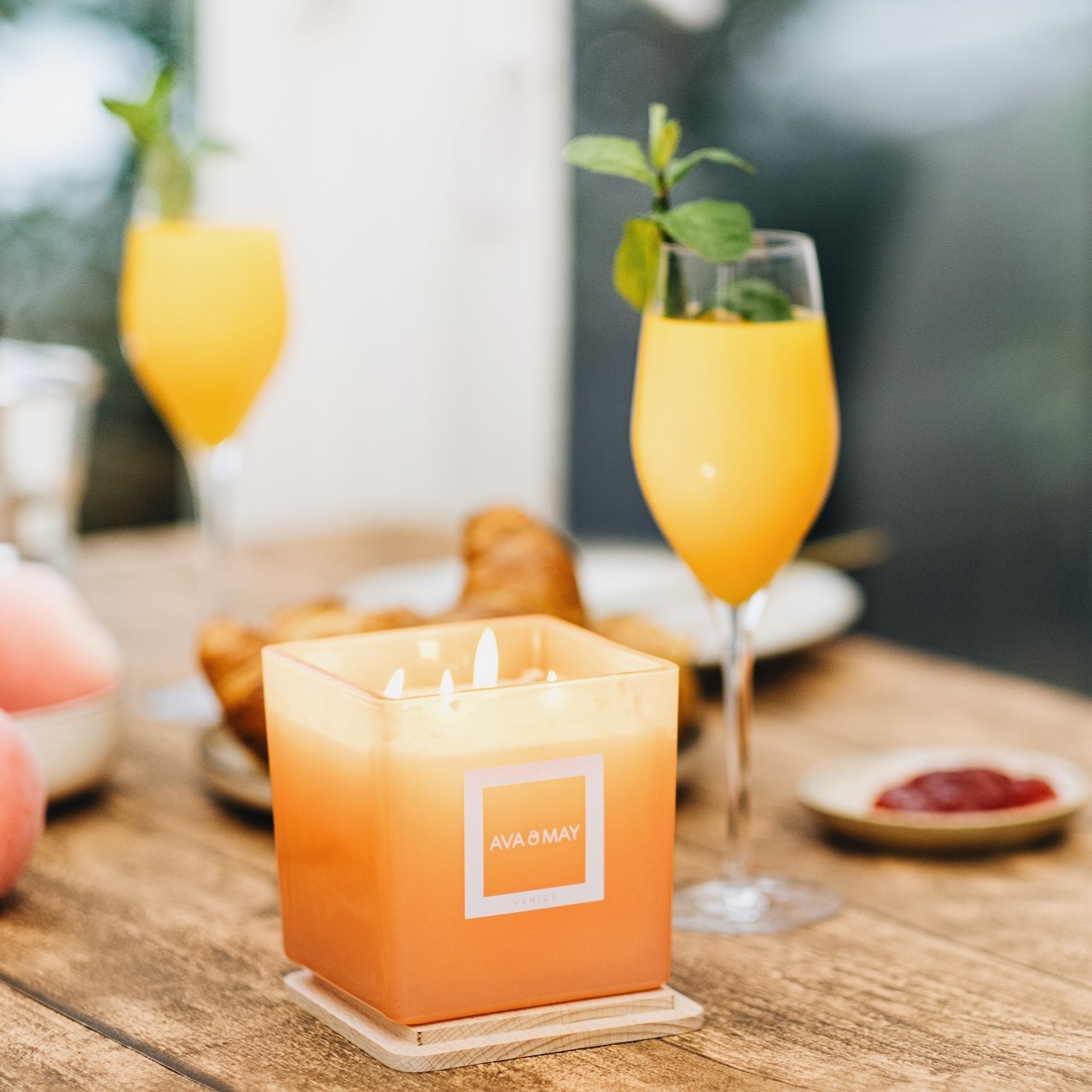 AVA & MAY Maxi bougie parfumée Peach Bellini