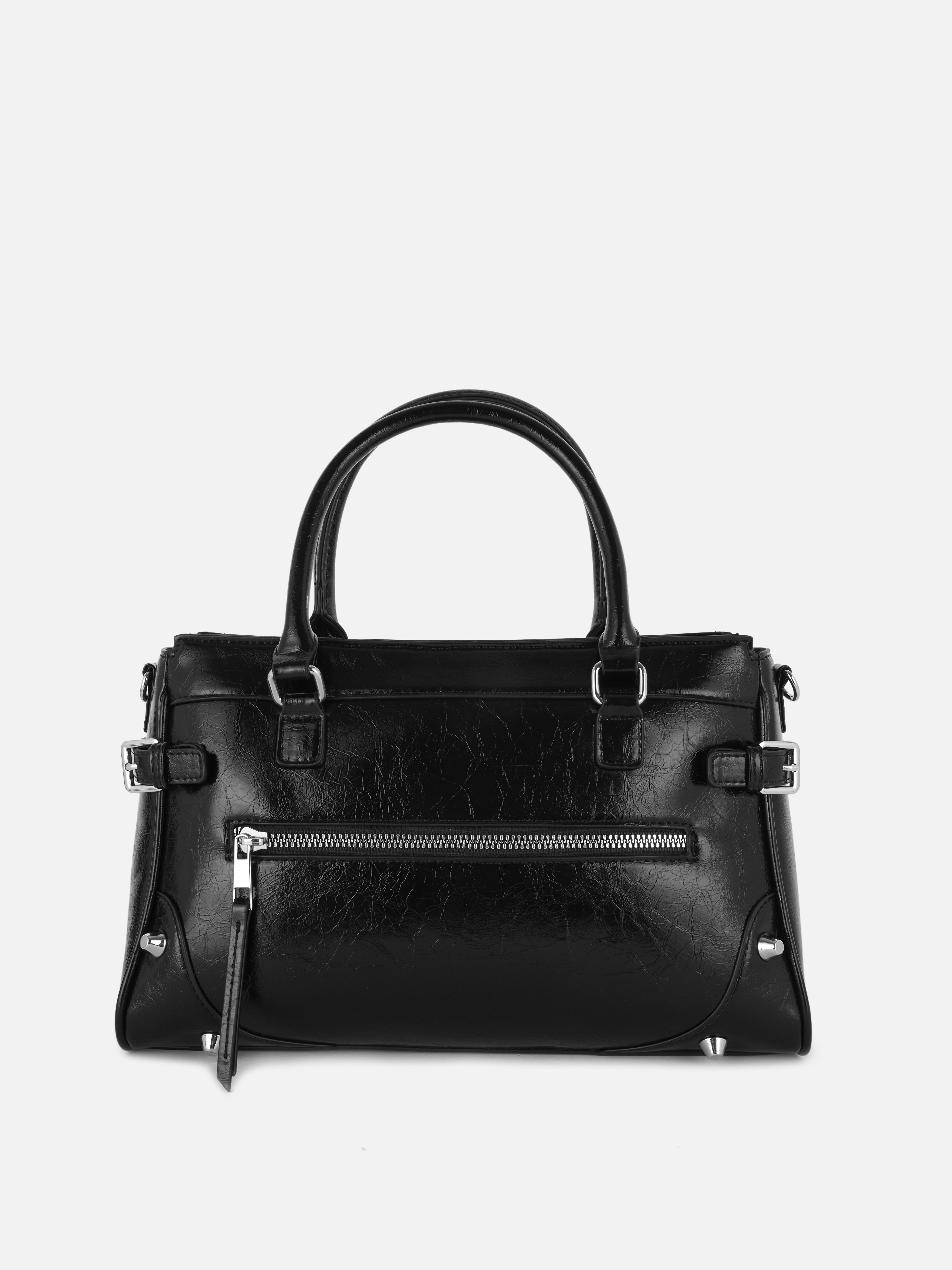 Abgenutzte Schultertasche aus Kunstleder. Eine mittellange Tragetasche aus Kunstleder mit Used-Look, mit Reißverschlusstaschen und Schnallendetails.
