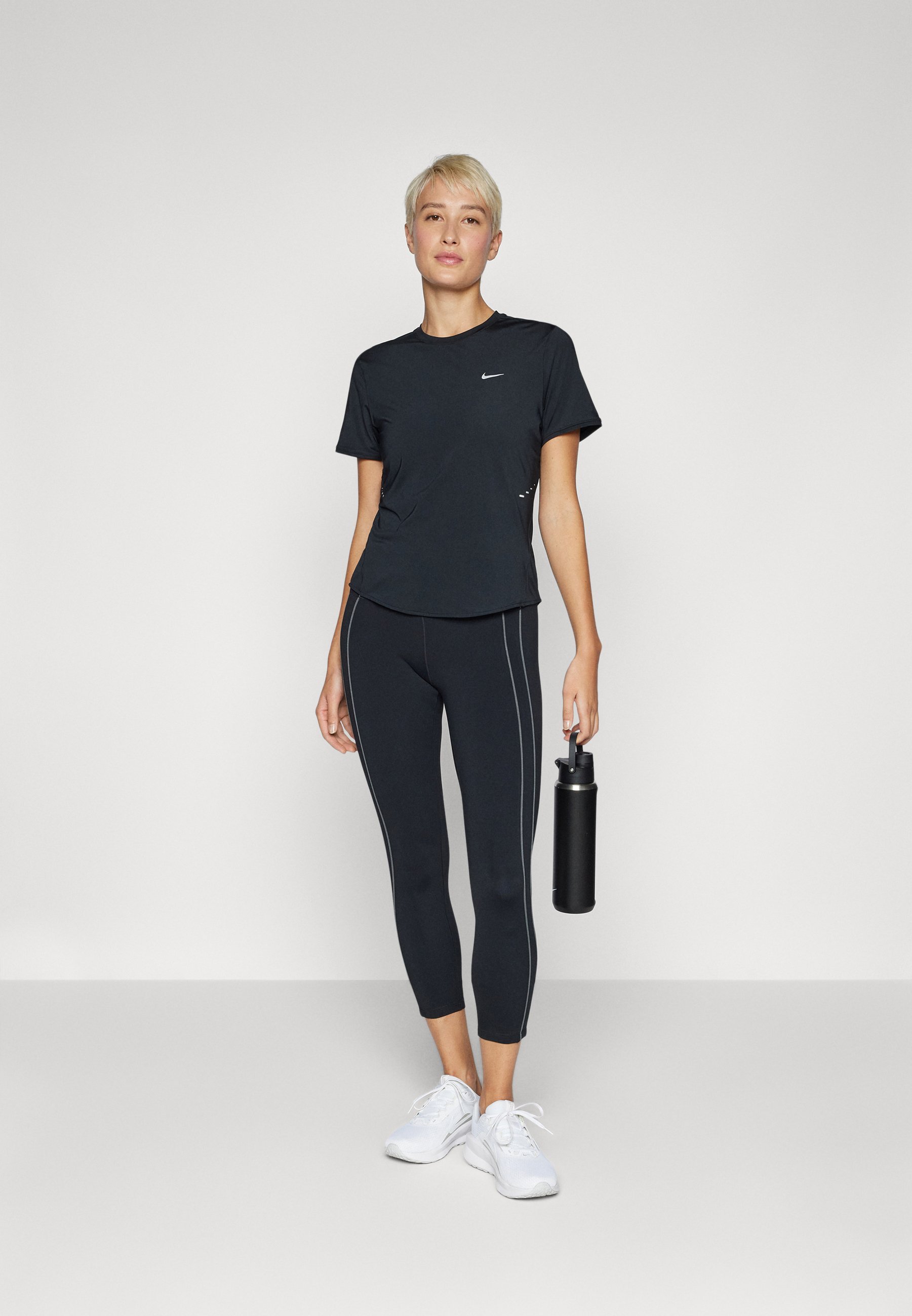 Nike Performance SWIFT TOP – Sport-T-Shirt – Schwarz/Reflektierendes Silber