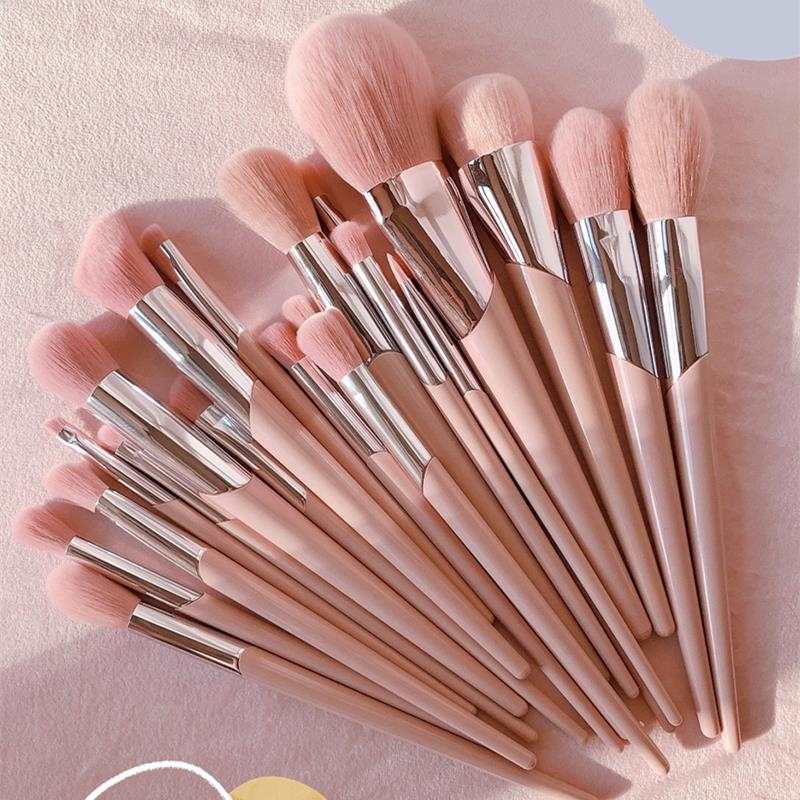 Nuovo set di 25 pennelli per il trucco rosa: set di strumenti per il trucco di bellezza per fondotinta, correttore, fard, contouring e illuminante.