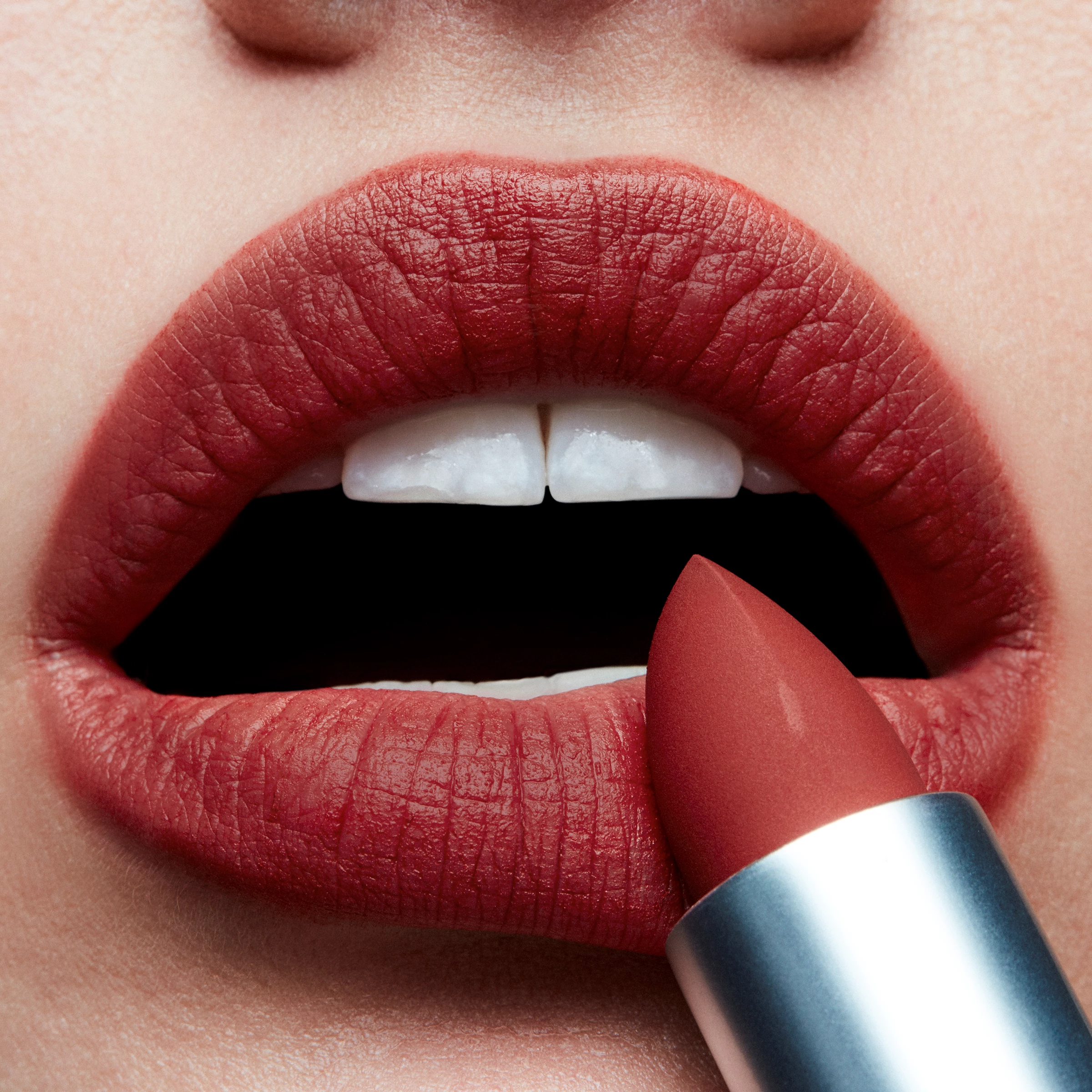 Ruž za usne Powder Kiss posvećen čiliju - MAC