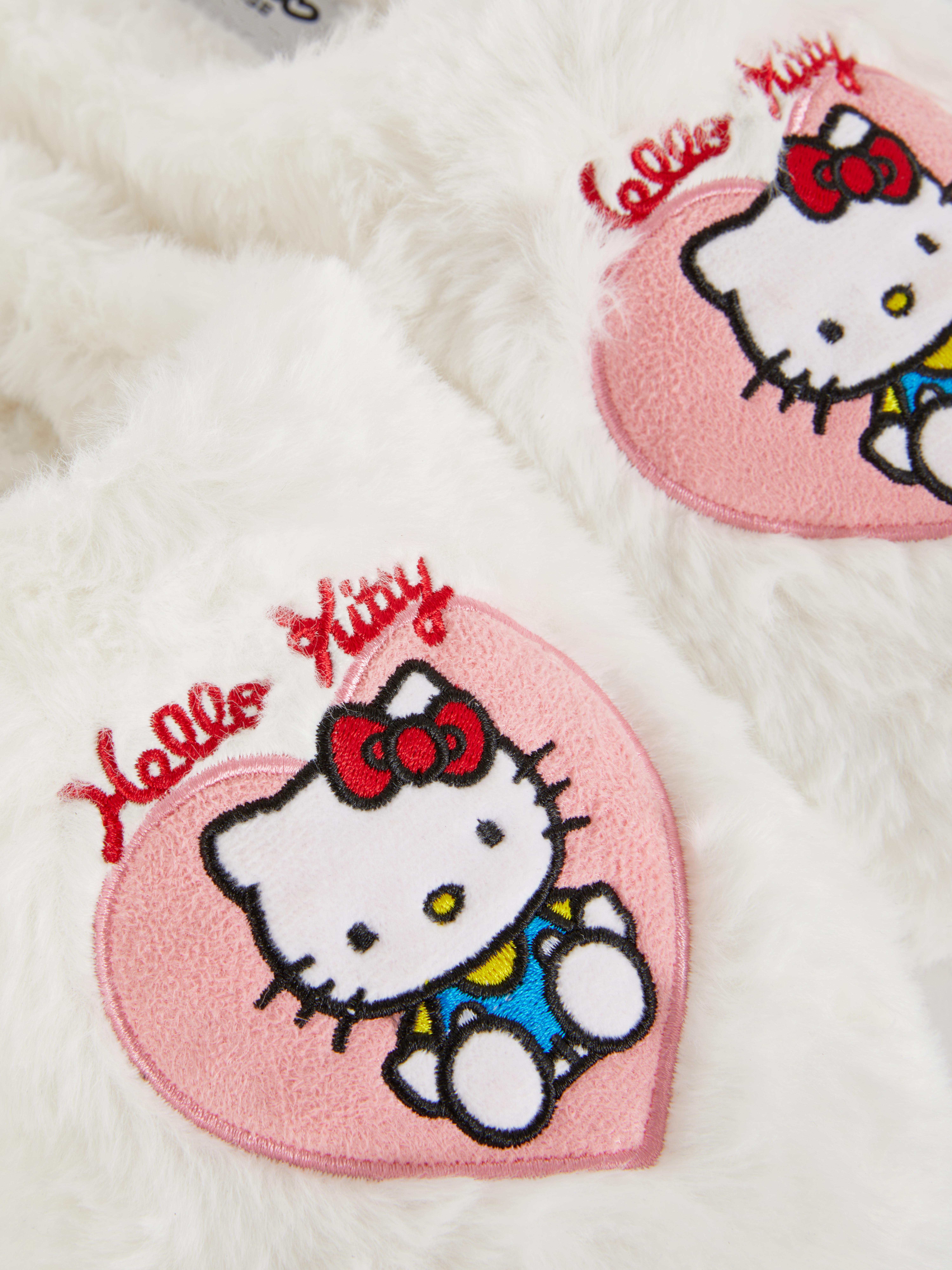 Bolyhos Hello Kitty papucsok Egy pár bolyhos papucs Hello Kitty mintával