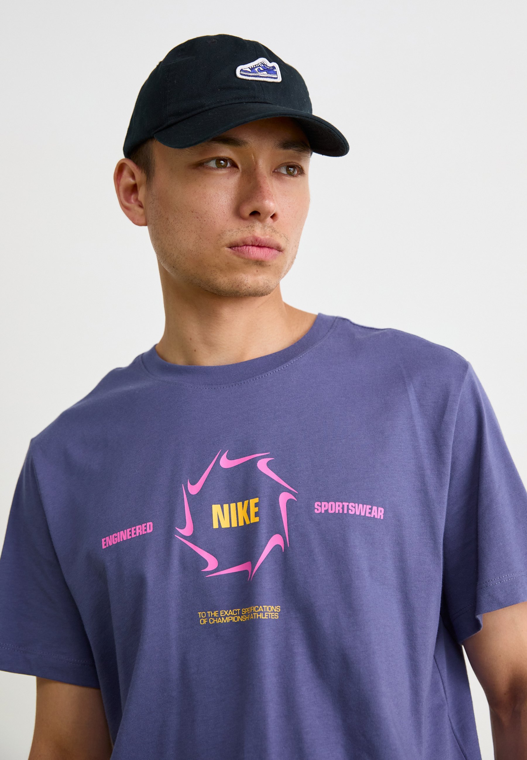 Nike Sportswear T-Shirt – Print-T-Shirt – sandfarbenes Lila