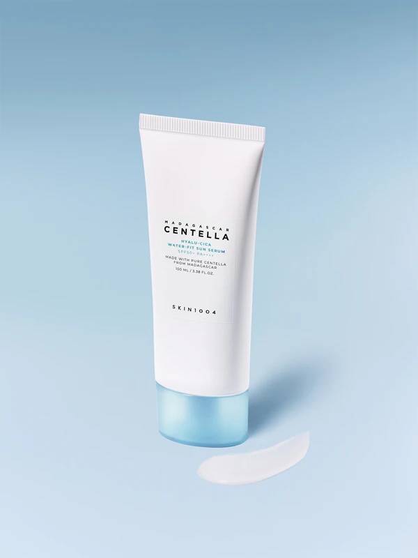 SKIN1004 Madagaskaro centelės ekstraktas „Hyalu-Cica Water-Fit Sun Serum“ – apsauginis serumas su drėkinamuoju poveikiu.