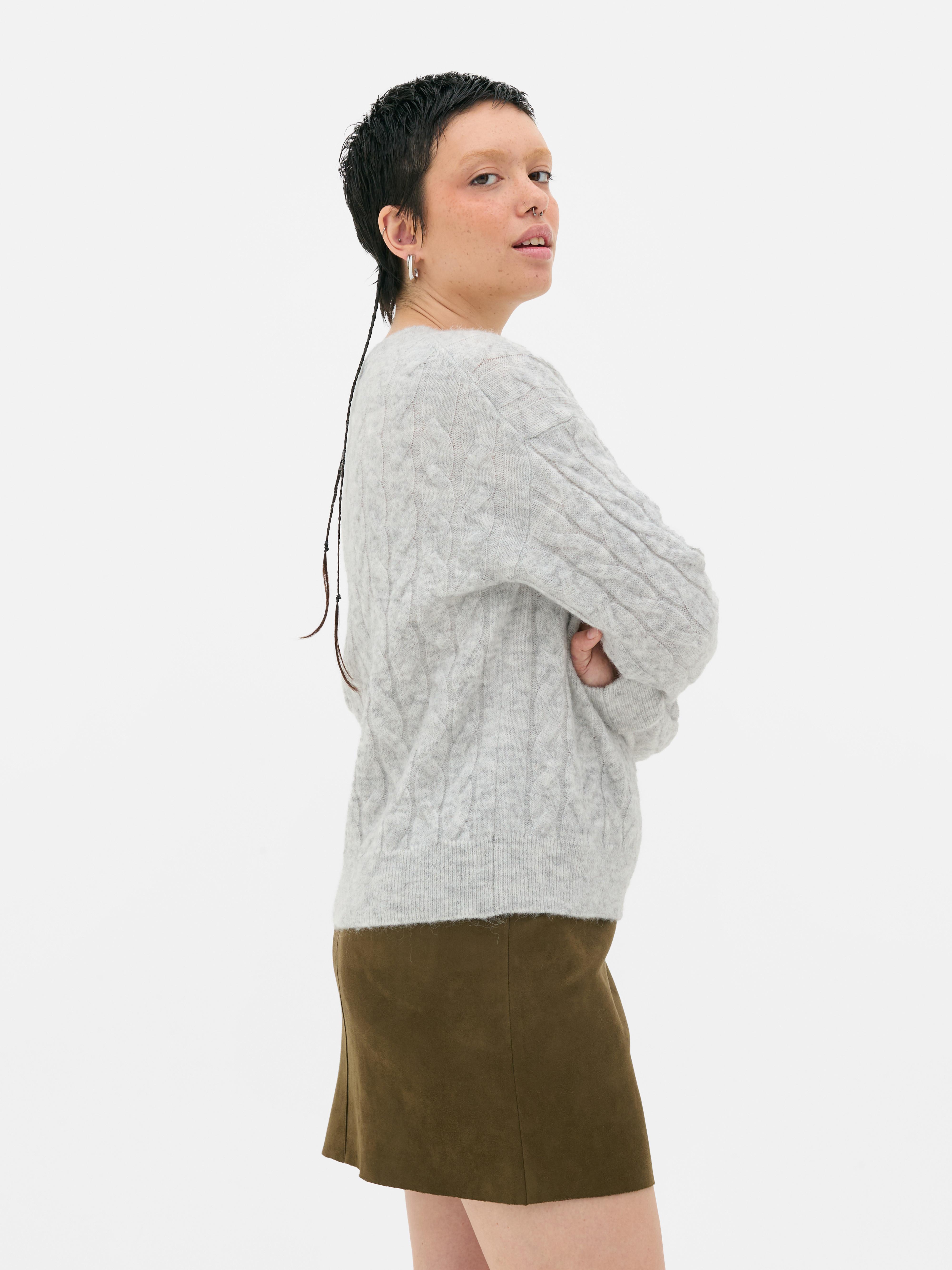 Zopfstrickpullover Ein Zopfstrickpullover mit Rundhalsausschnitt und klassischer Passform