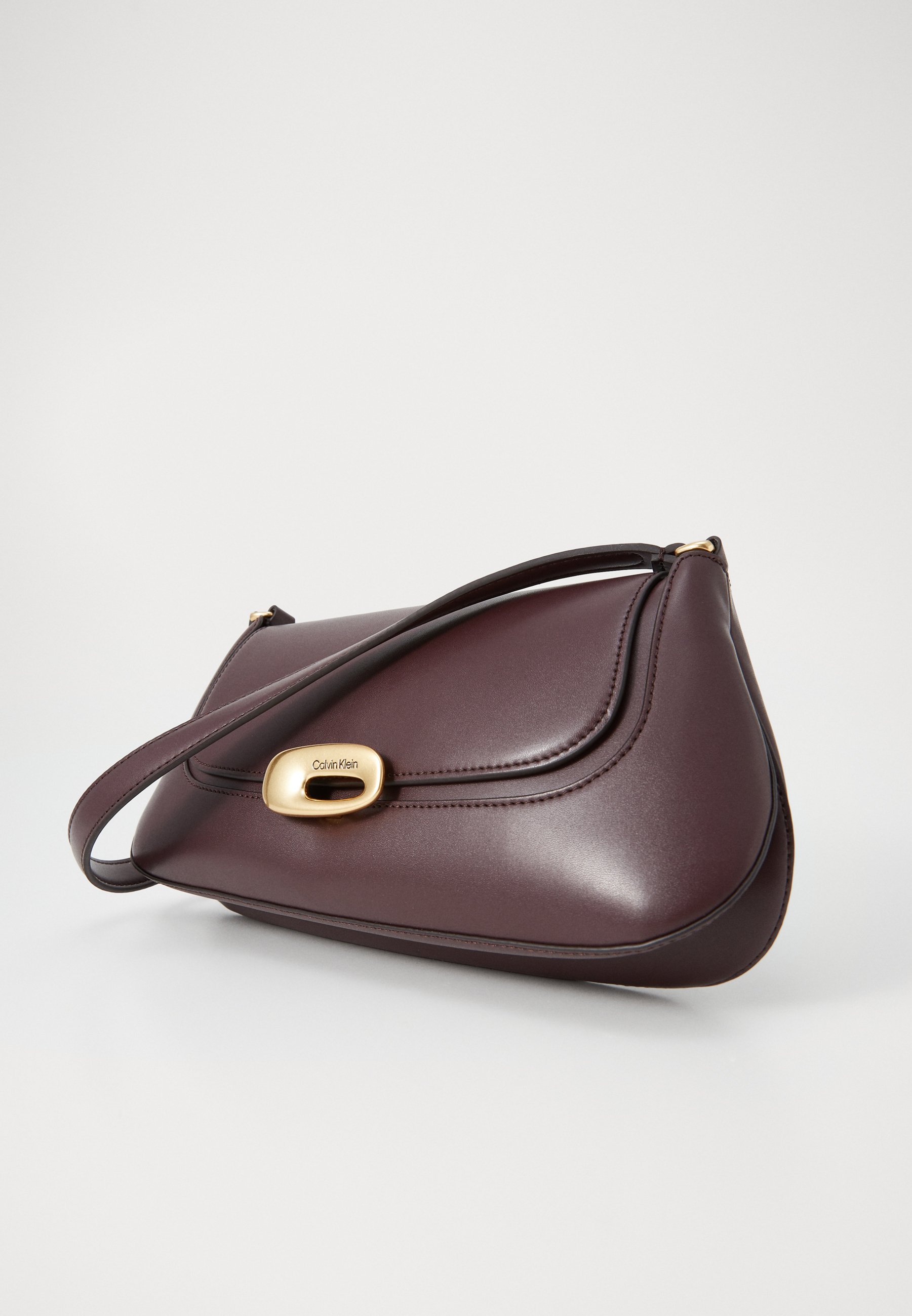Calvin Klein GEGRAVEERDE - Handtas - fudge