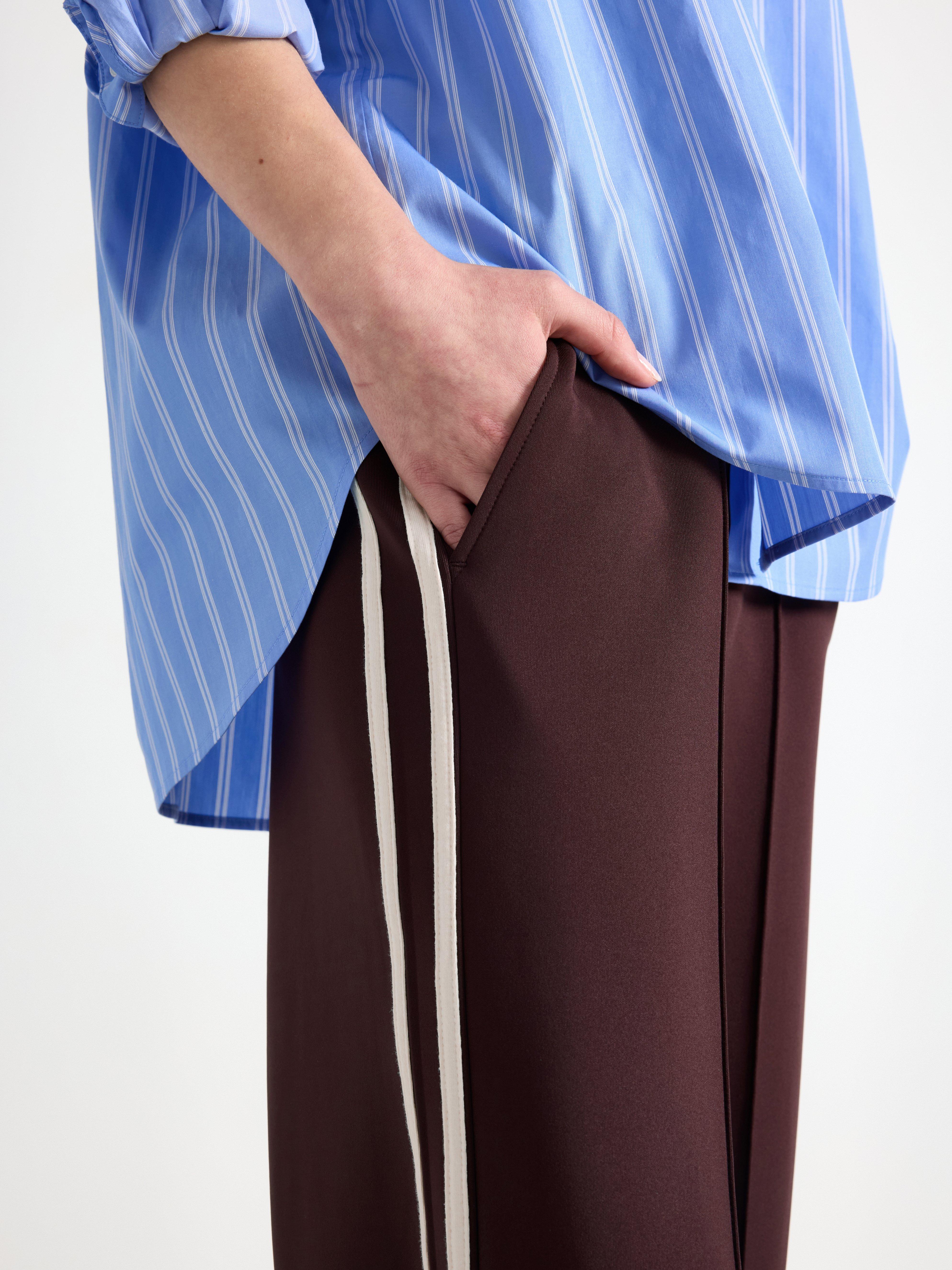 Pantalones de pierna ancha en punto color rojo oscuro empolvado.