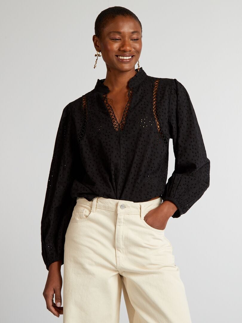 Blusa con escote en V bordada y perforada - negra