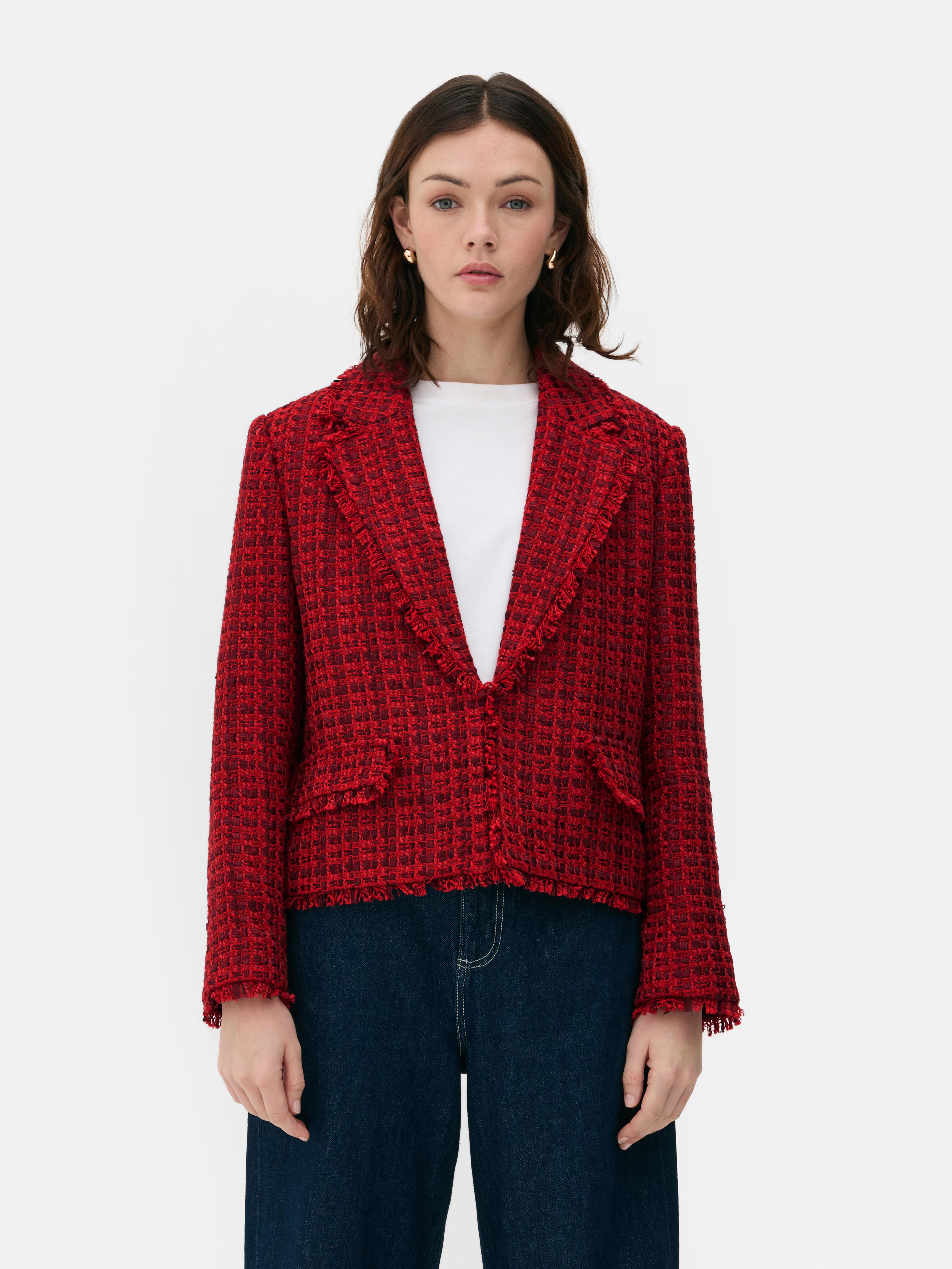 Blazer in bouclé a quadri. Un classico blazer in bouclé con revers a punta e bordi sfrangiati.