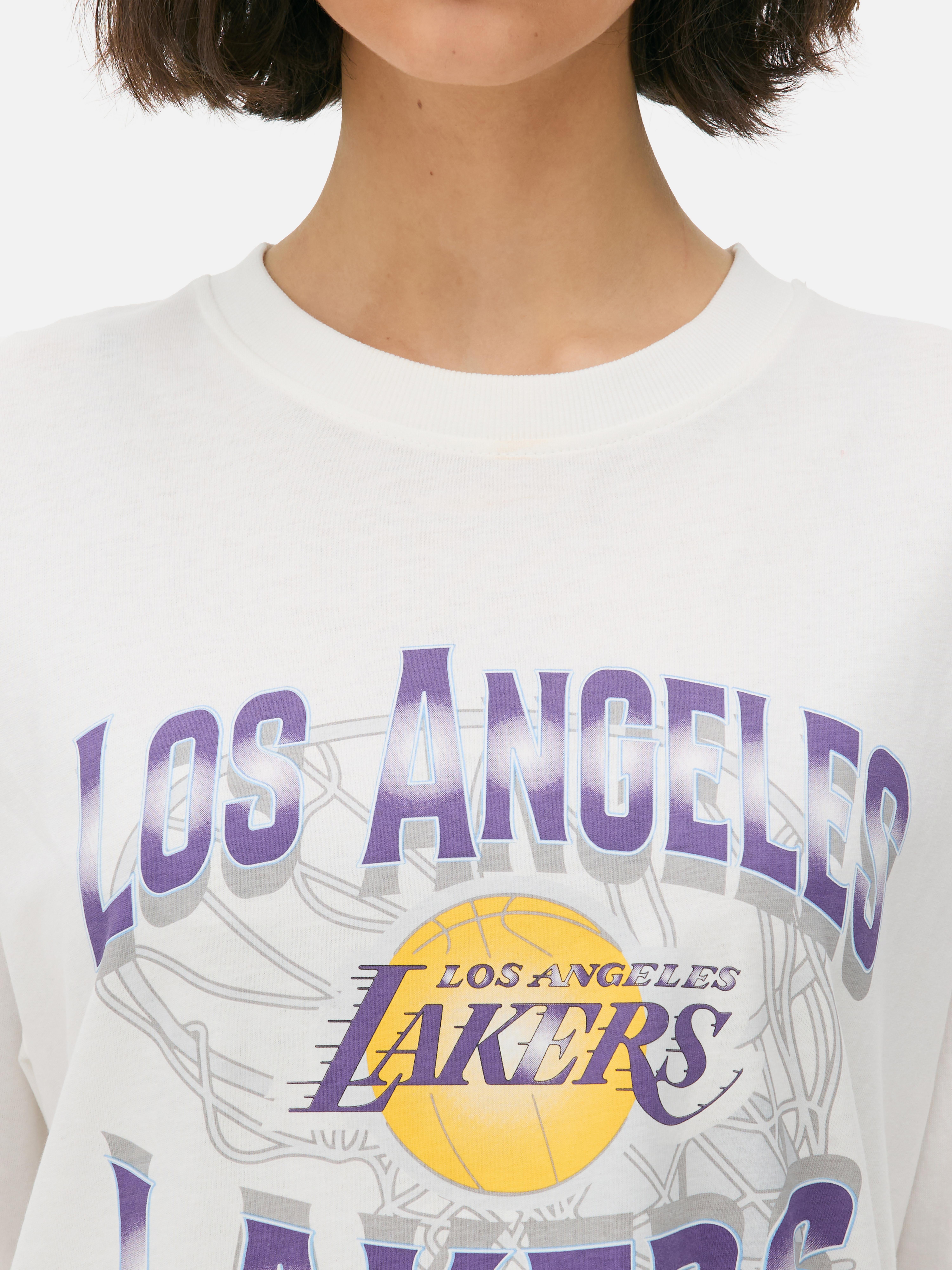 Túlméretezett NBA Los Angeles Lakers póló Rövid ujjú, leengedett vállal és Los Angeles Lakers mintával ellátott, laza póló.