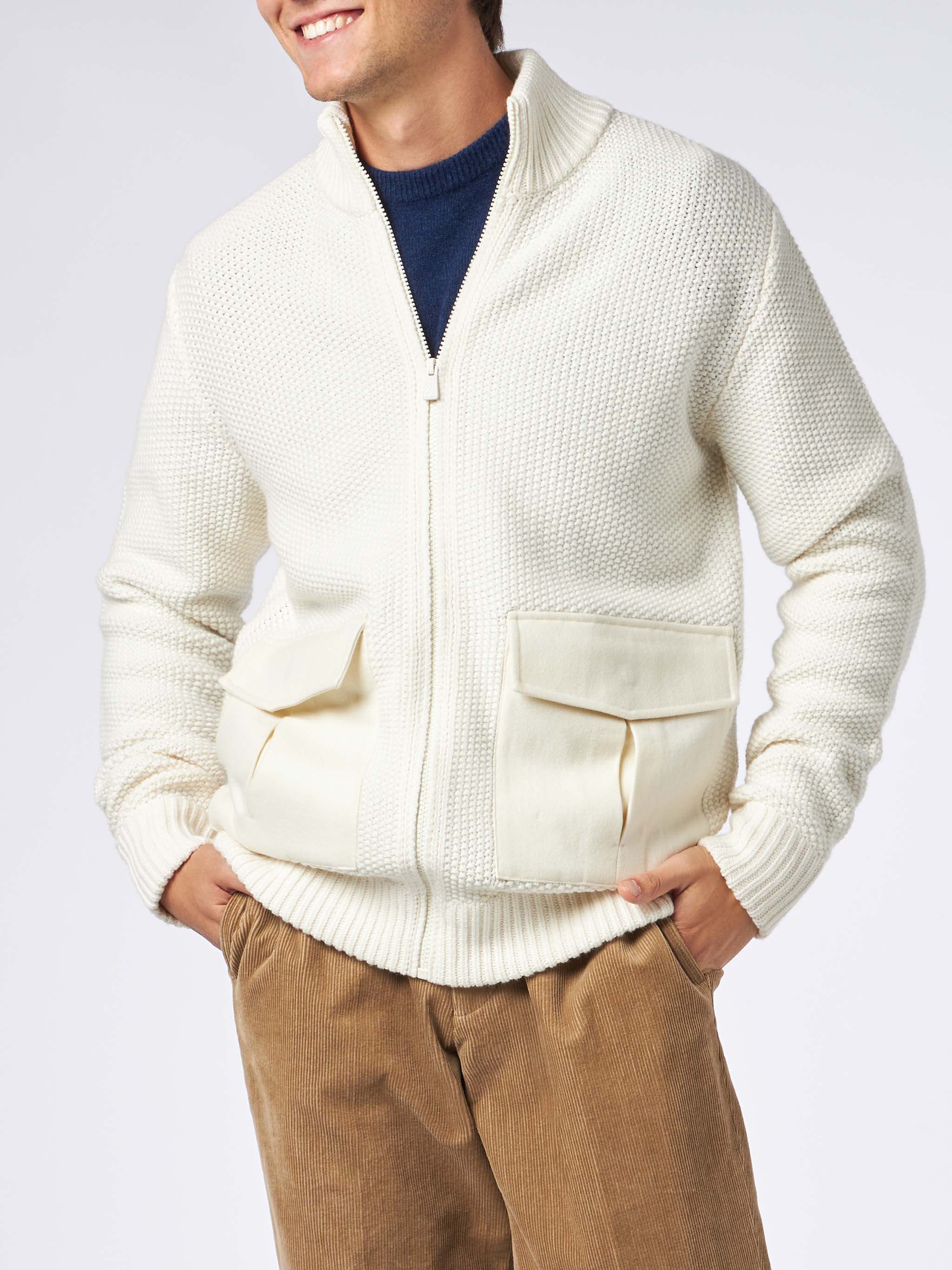 Chaqueta bomber de punto para hombre con bolsillos de fieltro.