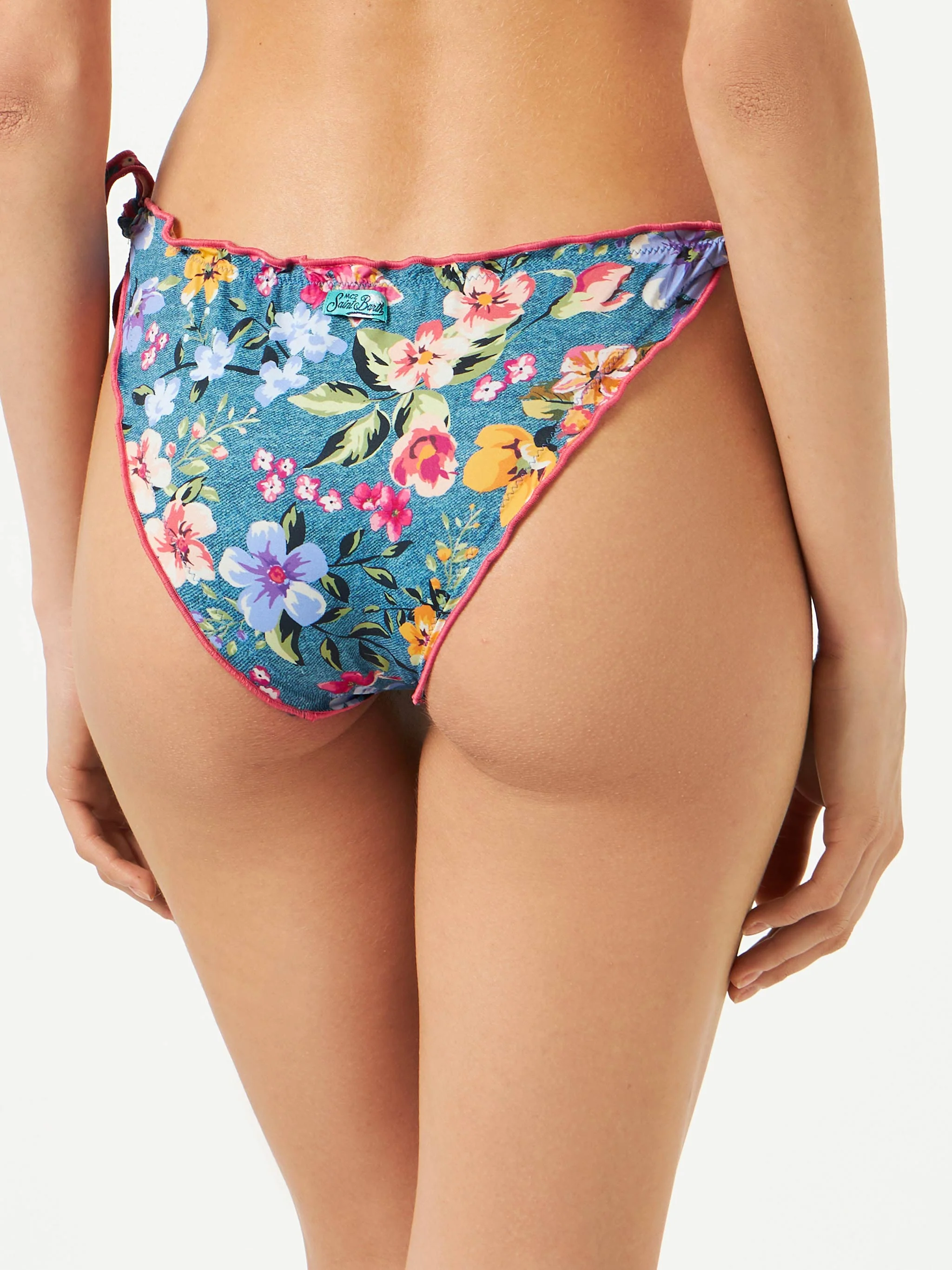 Braguita de baño femenina con volantes y estampado de mariposas.