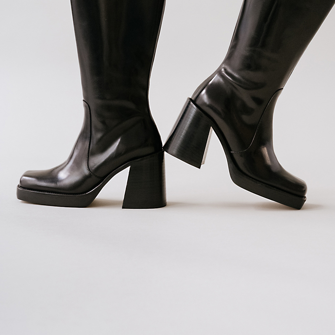 Bottes hautes à talons épais et bouts carrés  en cuir noir taille mollet M