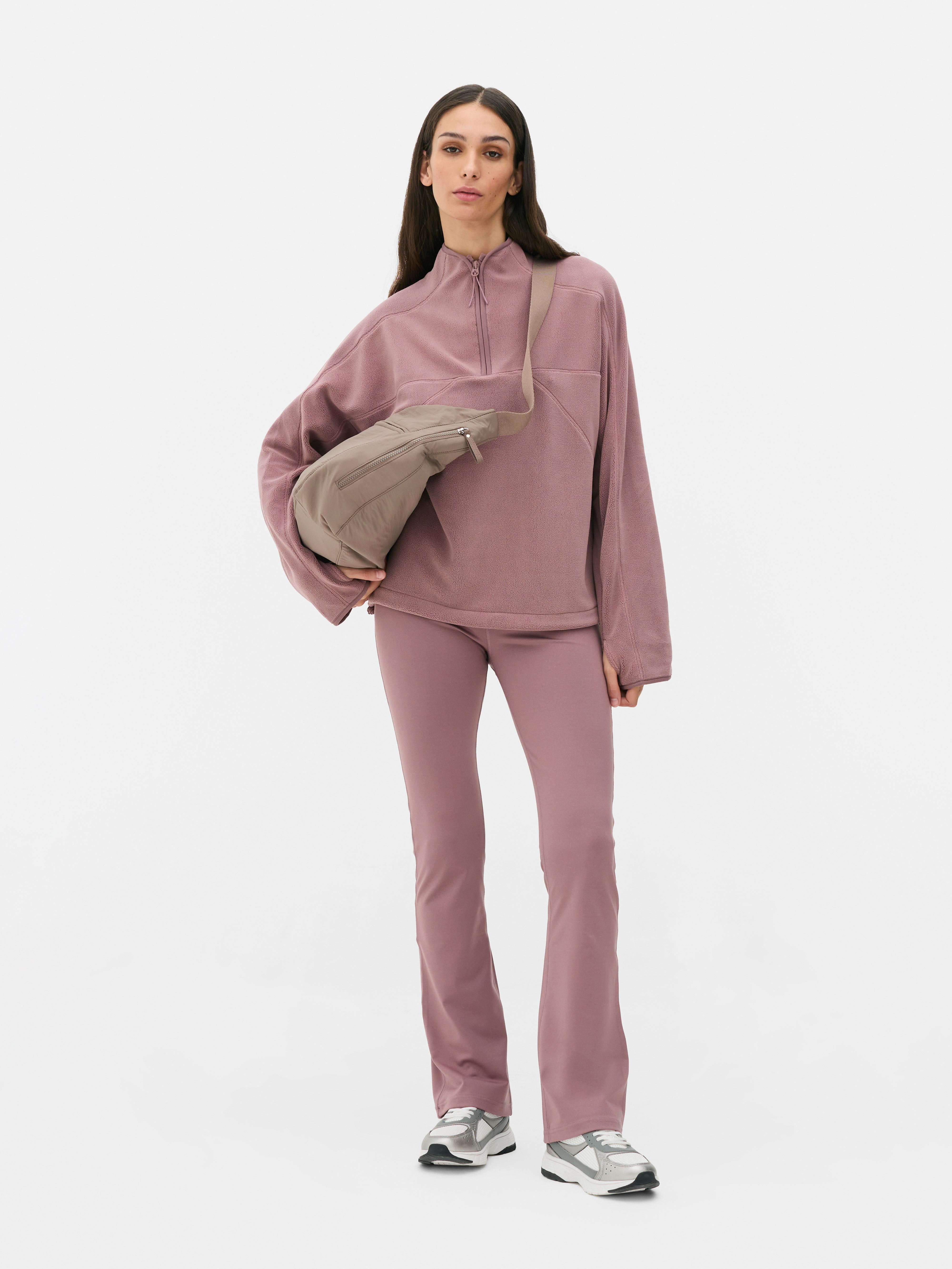 Fleece-Sweatshirt mit halbem Reißverschluss. Ein weiches Fleece-Sweatshirt mit halbem Reißverschluss und Paspelierung.