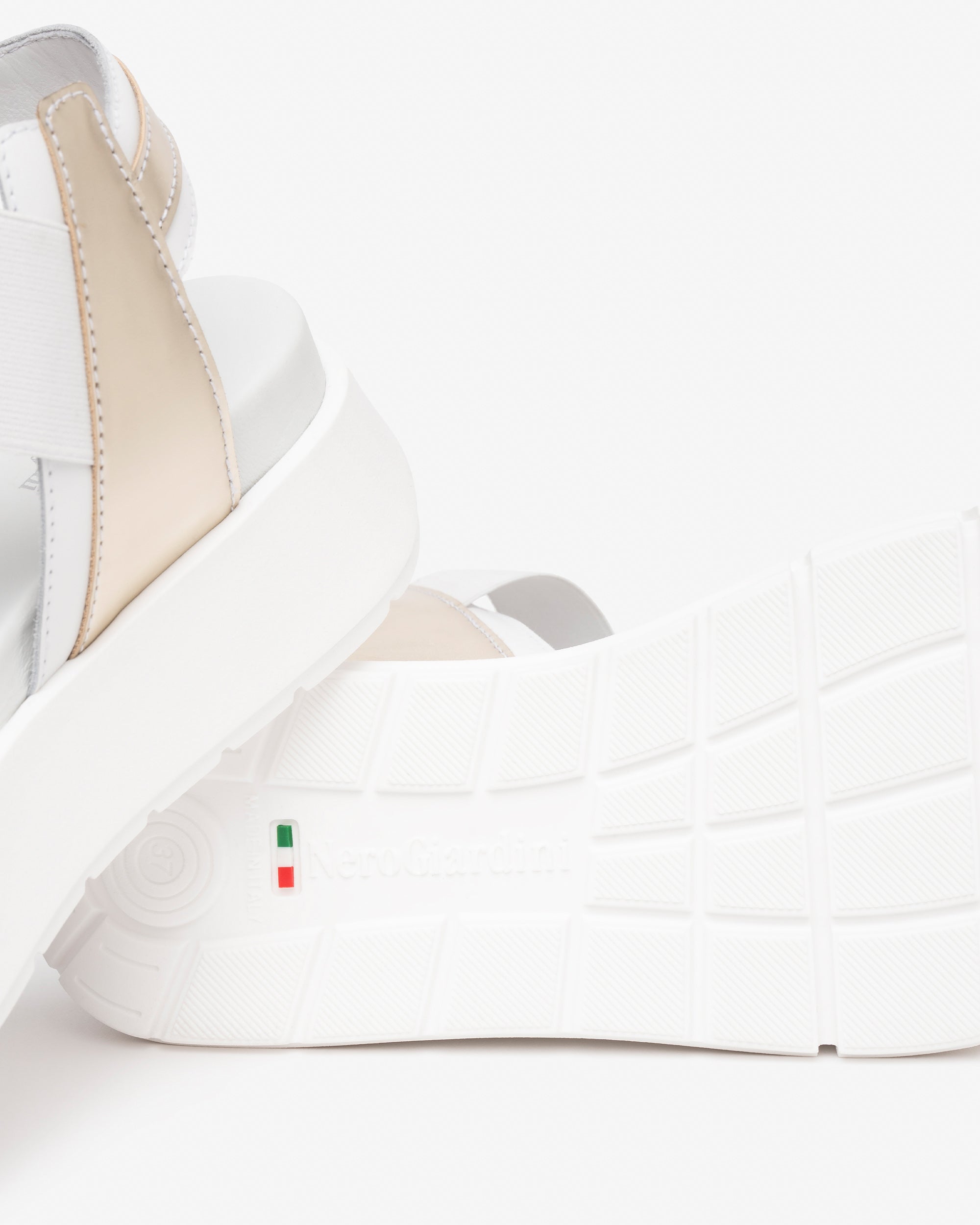  Damensandalen aus Leder und technischen Materialien