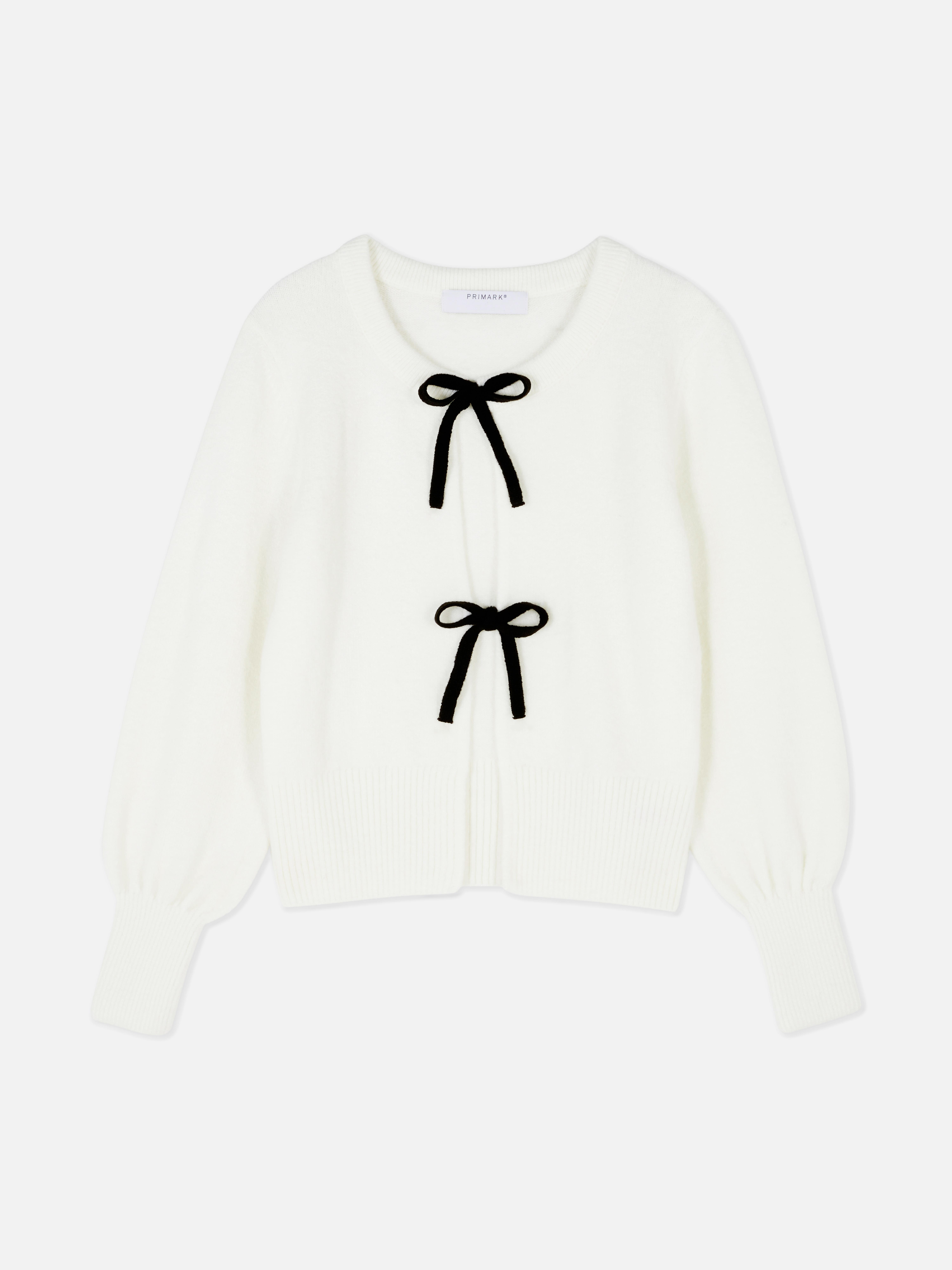 Cardigan med knyting foran En strikket cardigan med ribbede mansjetter og knyting