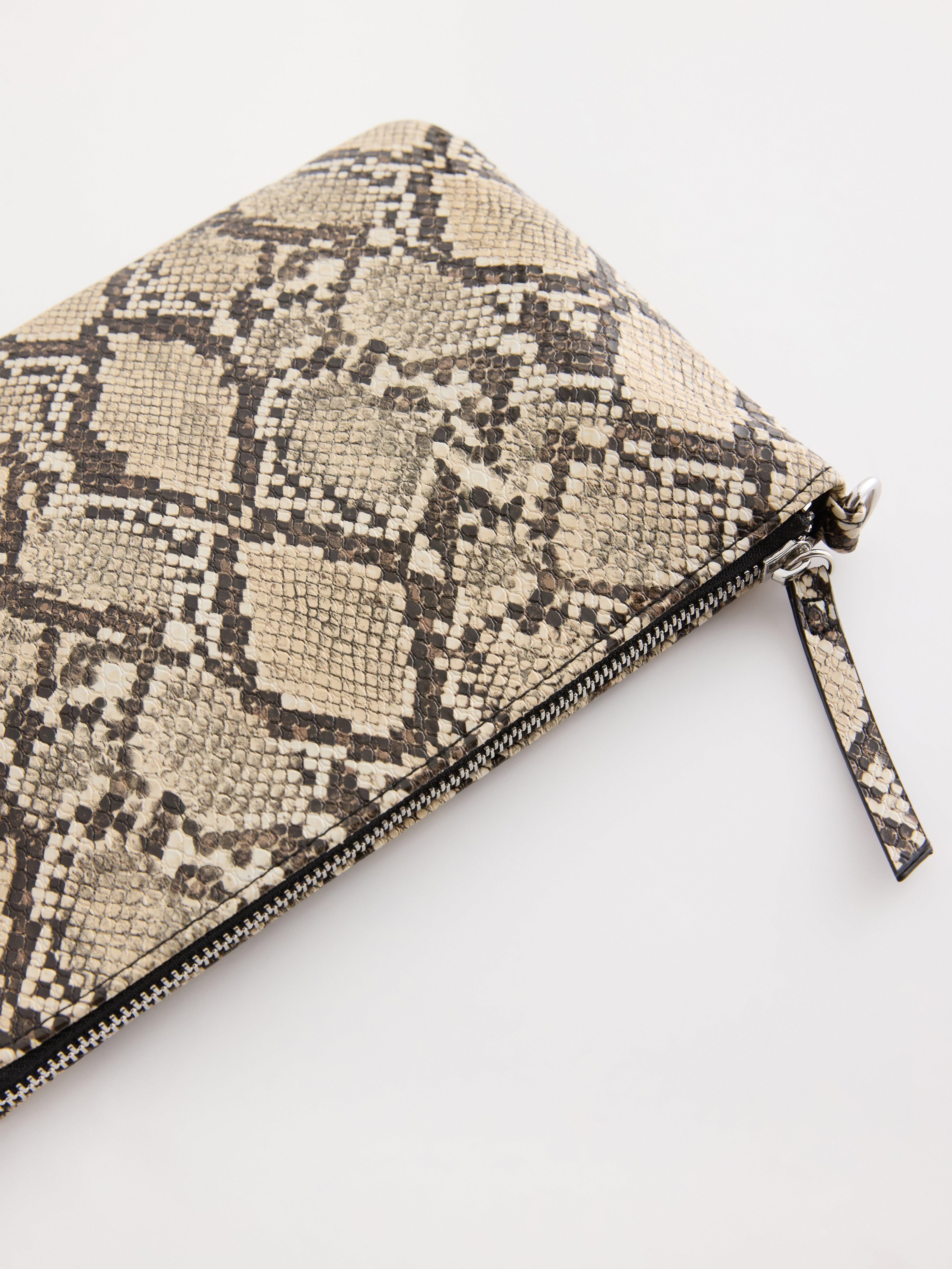Bolso de piel sintética color beige claro.