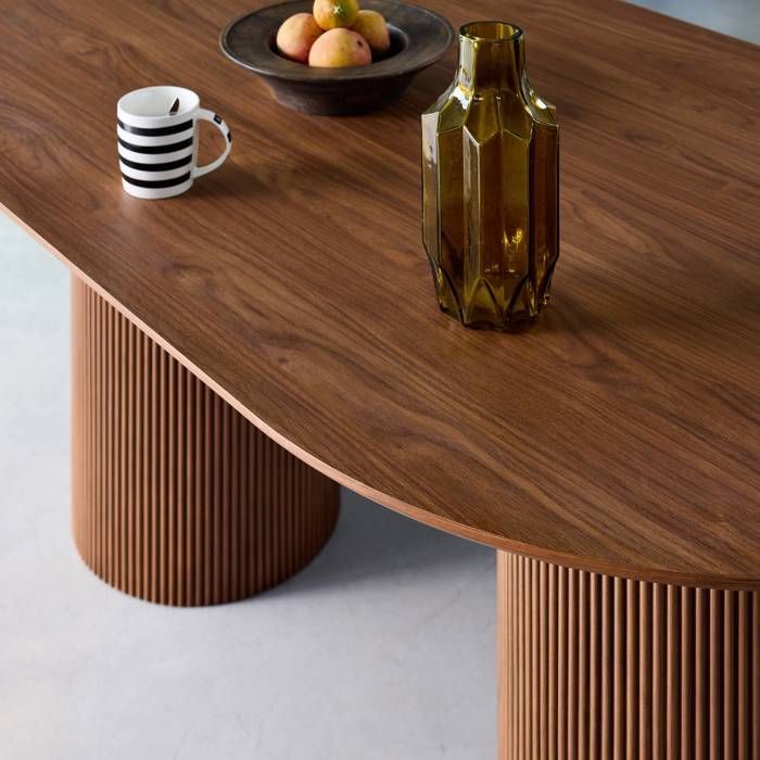 Mesa de comedor rectangular FARO con decoración de madera tallada, con capacidad para 4-6 personas.