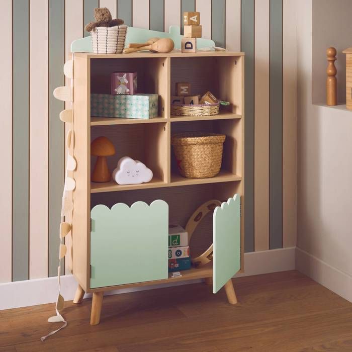 Librería infantil verde con 2 puertas y 4 estantes.
