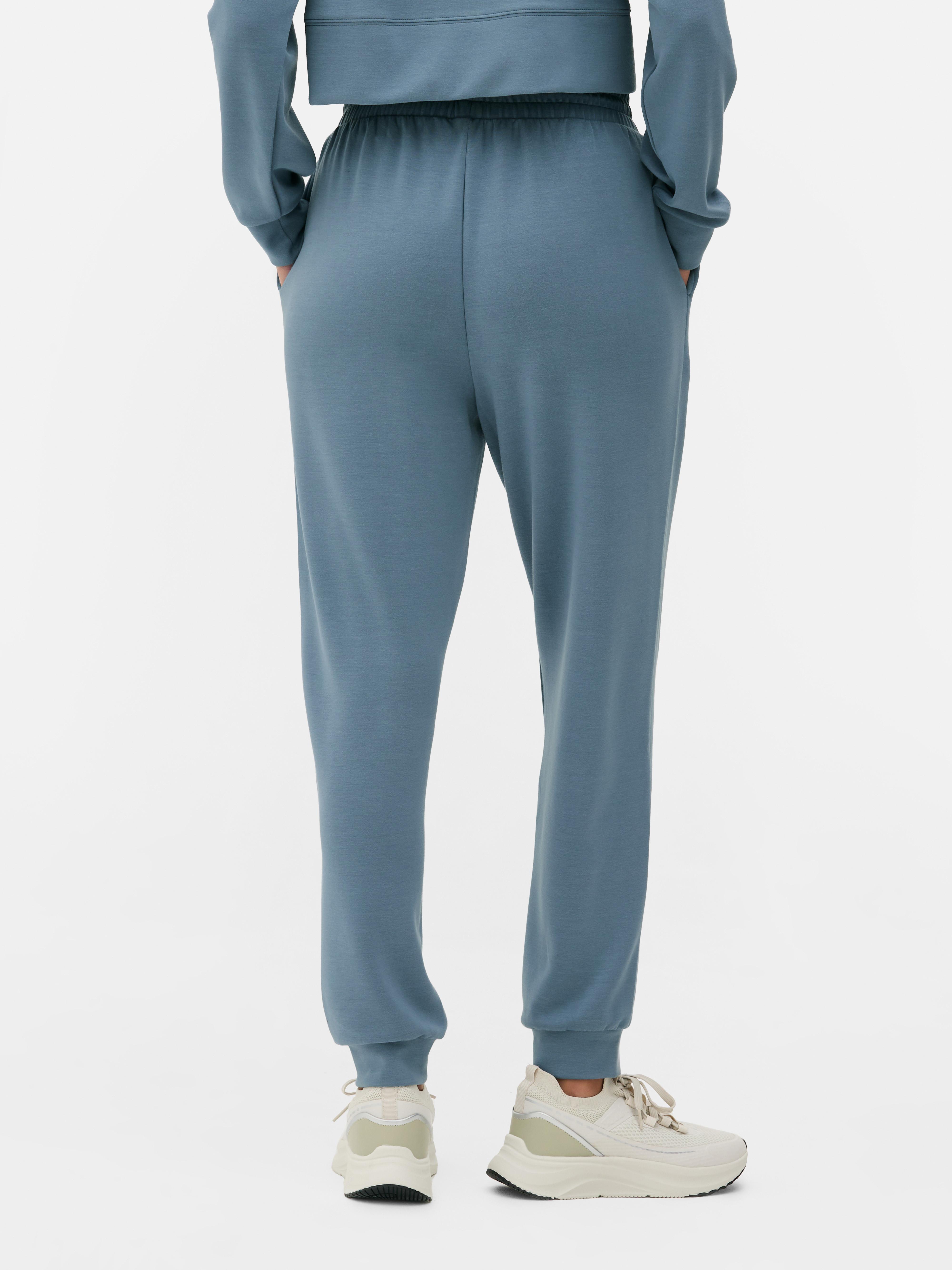 Pantaloni della tuta coordinati con coulisse in vita. Pantaloni morbidi con polsini alle caviglie, vita regolabile e tasche laterali.