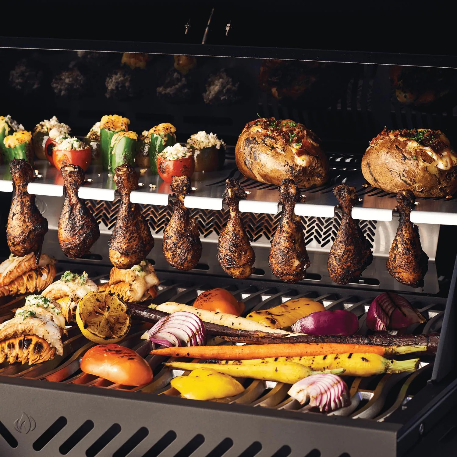 Grill gazowy Napoleon Phantom Prestige 500 na propan z tylnym palnikiem podczerwieni, bocznym palnikiem podczerwieni i zestawem do rożna – matowa czerń – P500RSIBPMK-3-PHM