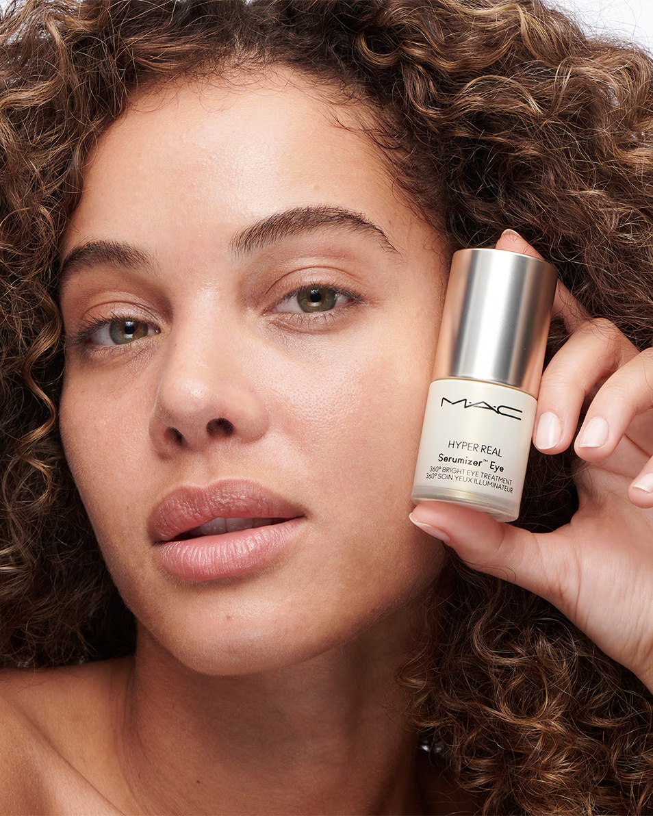 MAC Hyper Real Eye Serumizer Ένας ορός ματιών που μειώνει τους μαύρους κύκλους και συσφίγγει την επιδερμίδα γύρω από τα μάτια.