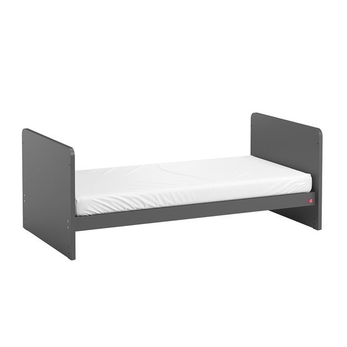 Set completo per la camera da letto, comprensivo di culla trasformabile, fasciatoio e armadio a 1 anta, nei colori Vox Leaf Grey e legno.