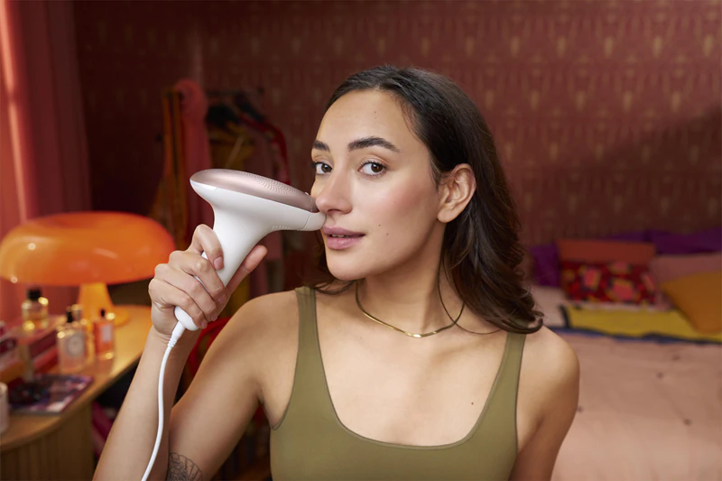 Philips Lumea IPL 7000 BRI921/00 IPL-Epilierer für Körper, Gesicht, Bikinizone und Achseln + Detailtrimmer