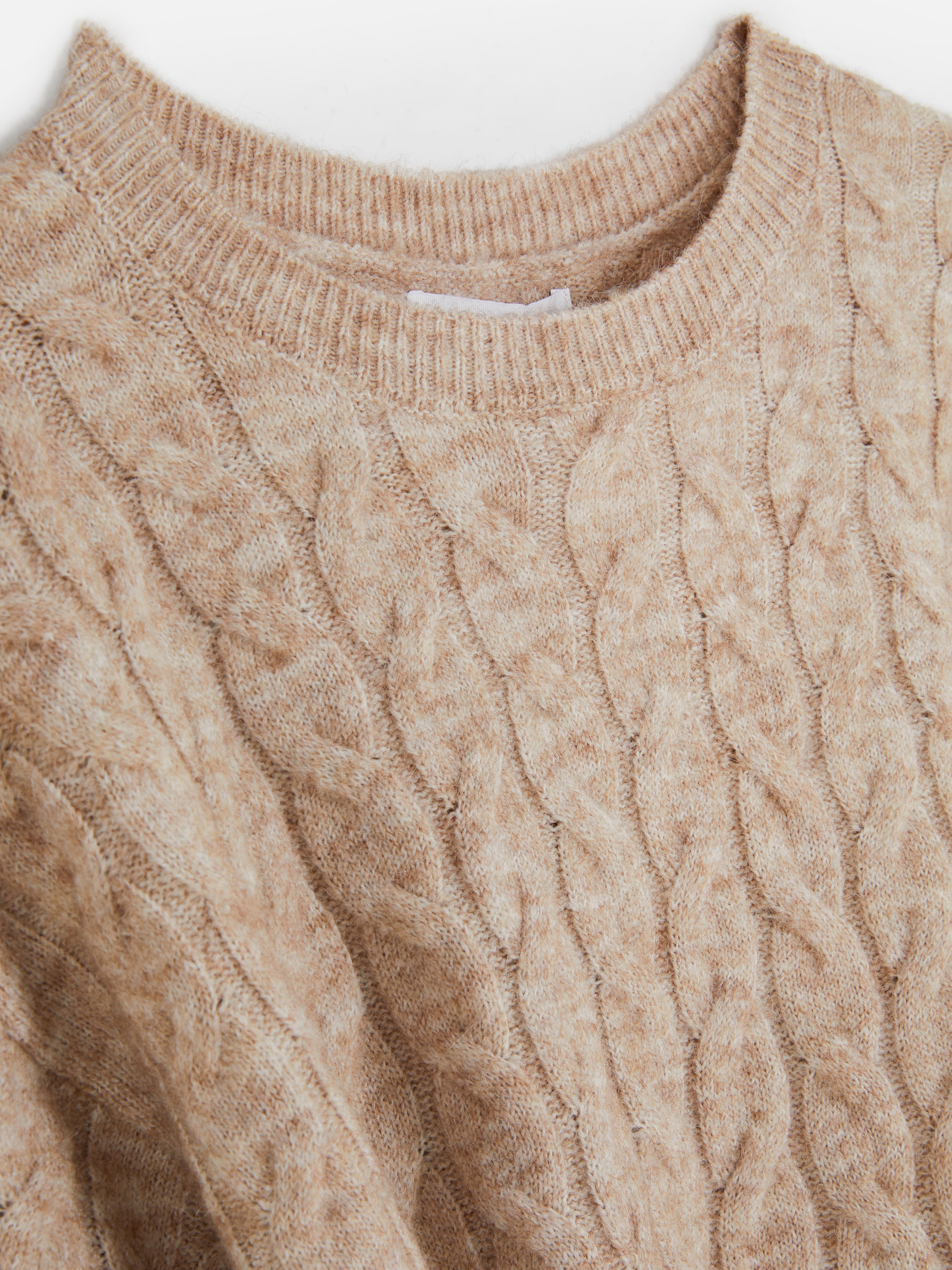 Zopfstrickpullover Ein Zopfstrickpullover mit Rundhalsausschnitt und klassischer Passform