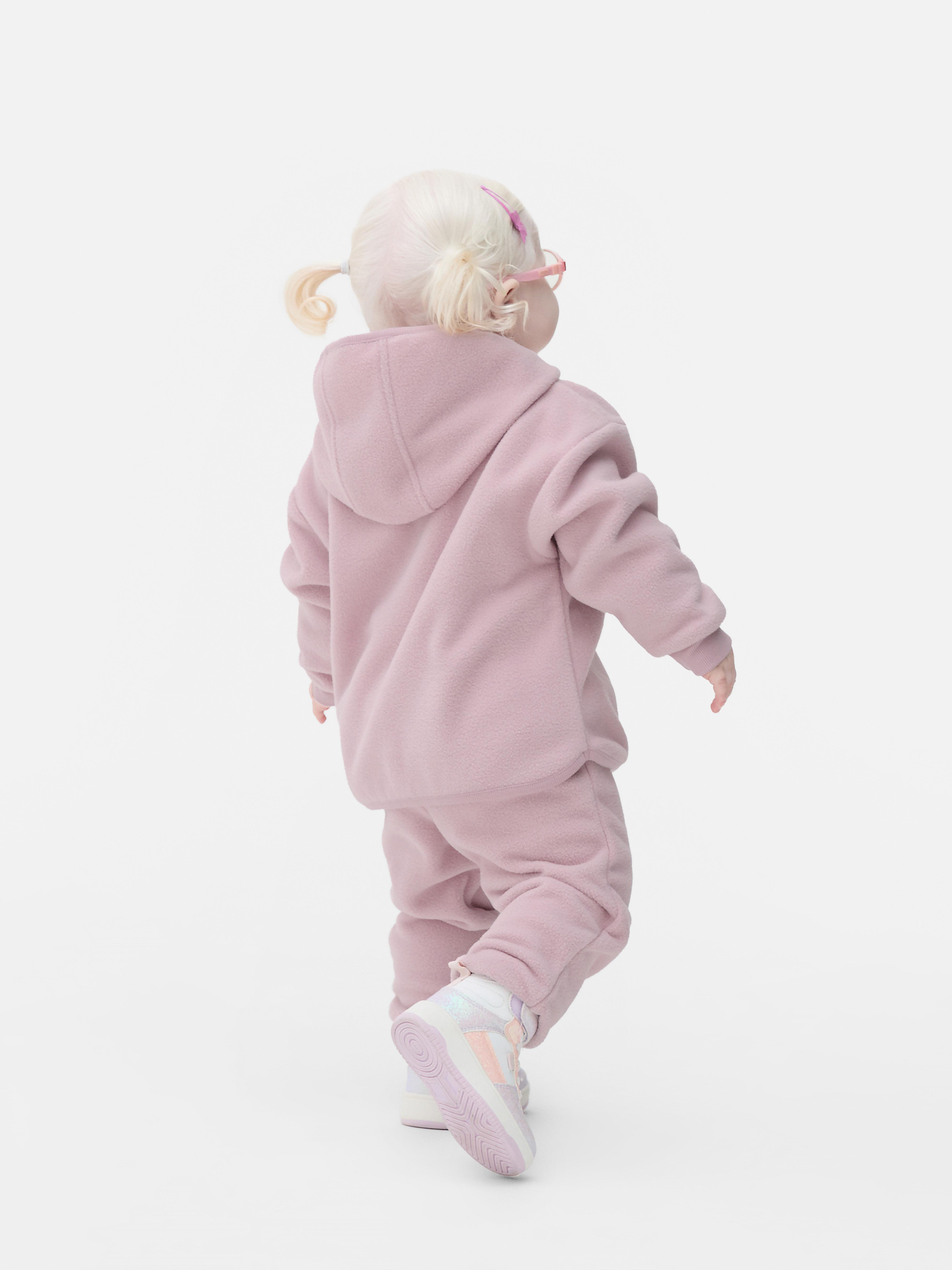Hanorac din fleece și pantaloni de trening asortați Un hanorac din fleece cu glugă și pantaloni de trening cu manșete la gleznă