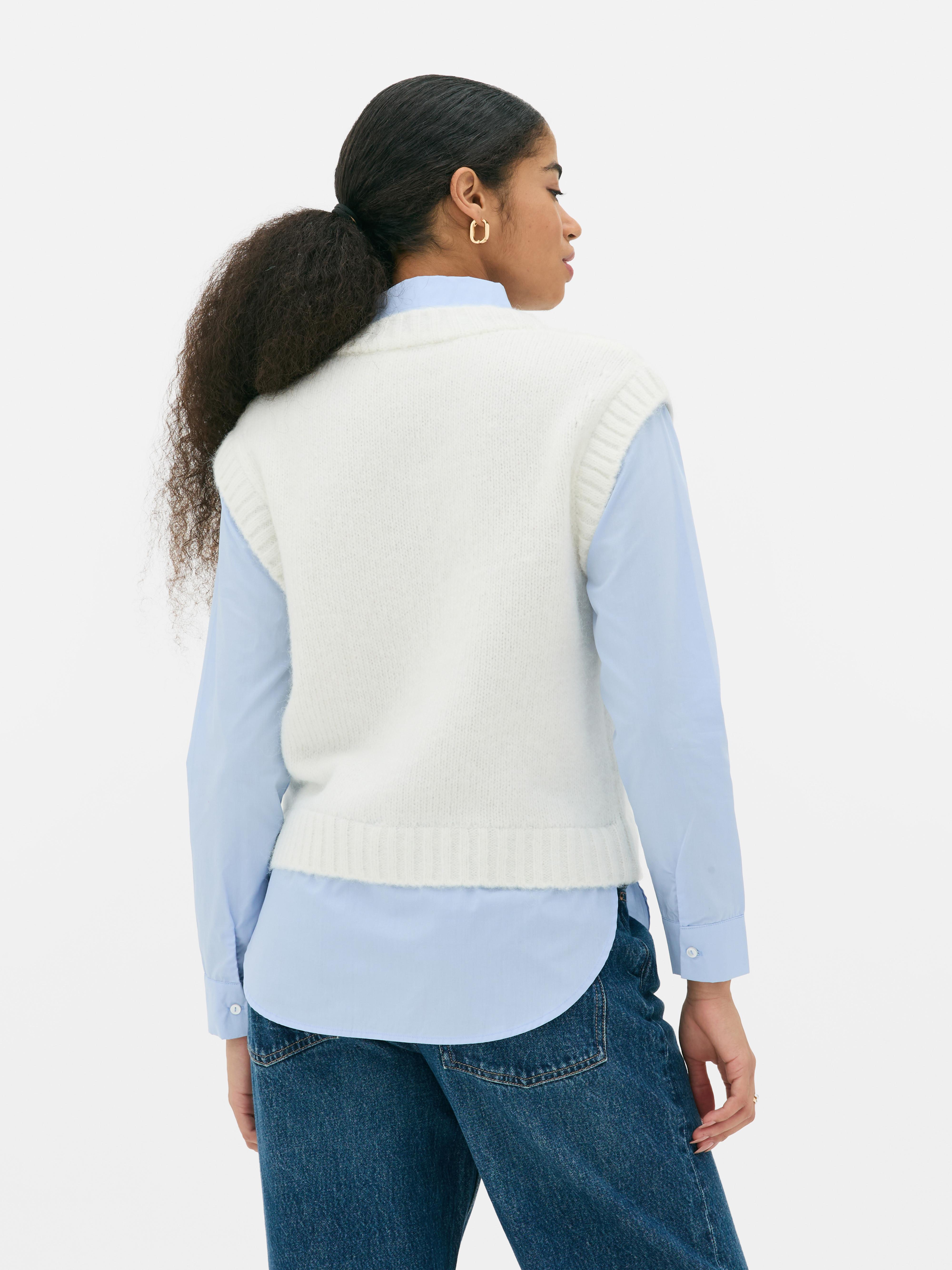 Cămașă și vestă 2 în 1. Optează pentru un stil lejer cu această vestă tricotată, cu guler pe dedesubt.