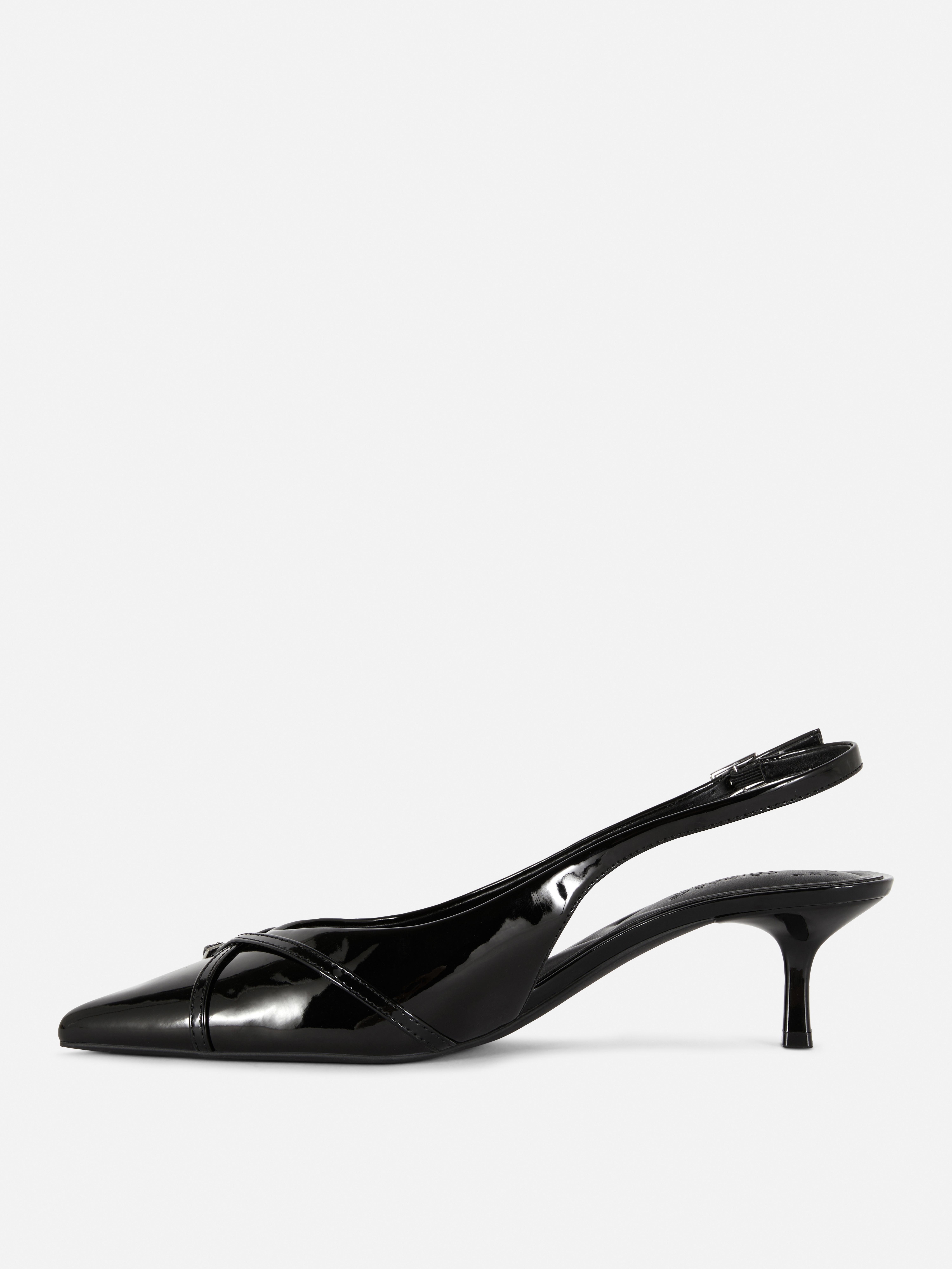 Pantofi cu vârf ascuțit și croială largă Pantofi cu vârf ascuțit, croială largă, design slingback și detalii cu cataramă