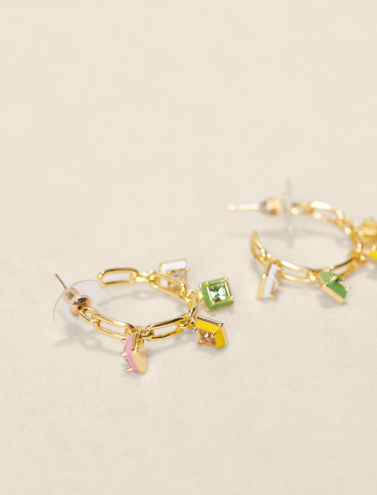 Gouden oorringen met strass-steentjes en emaille.