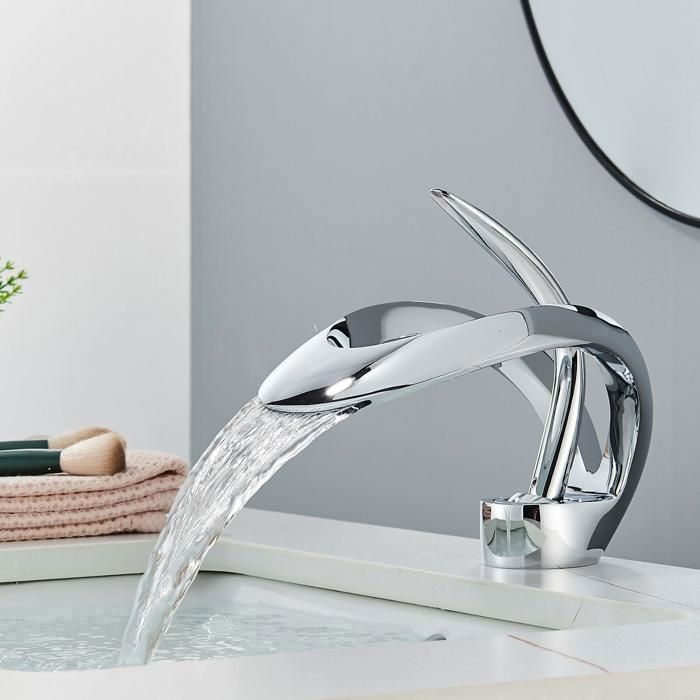 Rubinetto da bagno a cascata, elegante miscelatore per lavabo, acqua calda e fredda disponibili, finitura cromata.