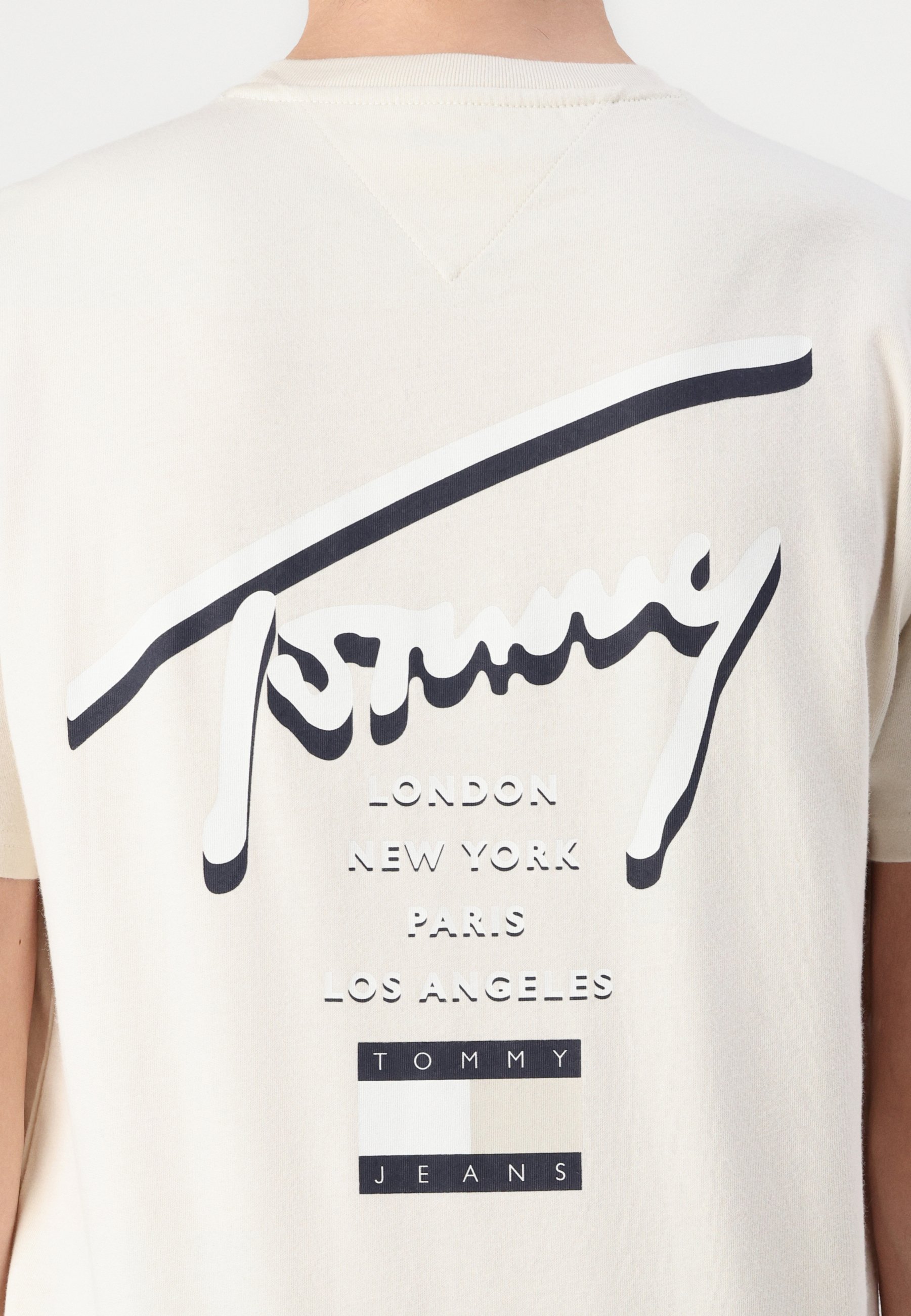 Tommy Jeans SIGNATURE CITY TEE UNISEX - T-shirt stampata - duna di sabbia del deserto