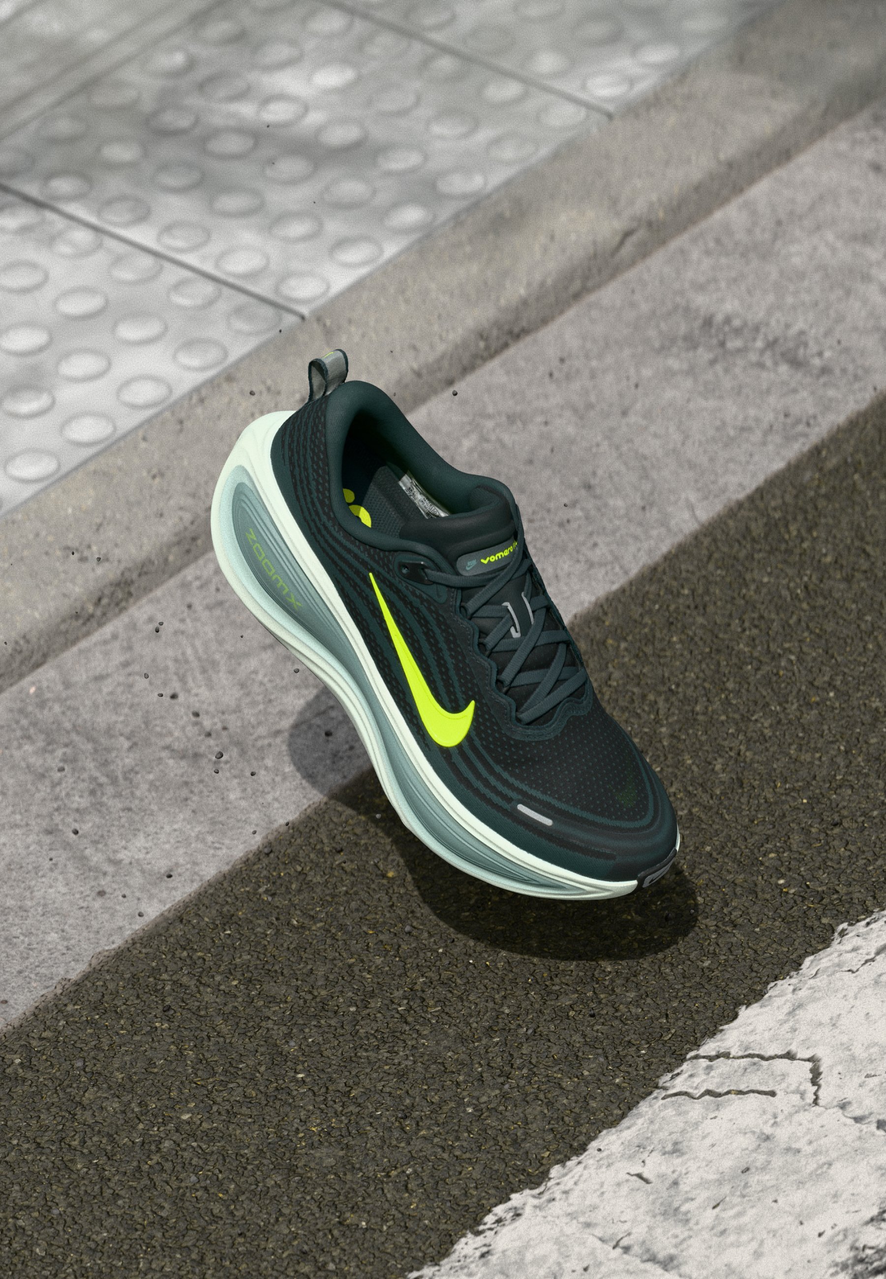 Nike Performance VOMERO PLUS - Scarpe da corsa su strada - seaweed/volt/barly volt/barly green/black