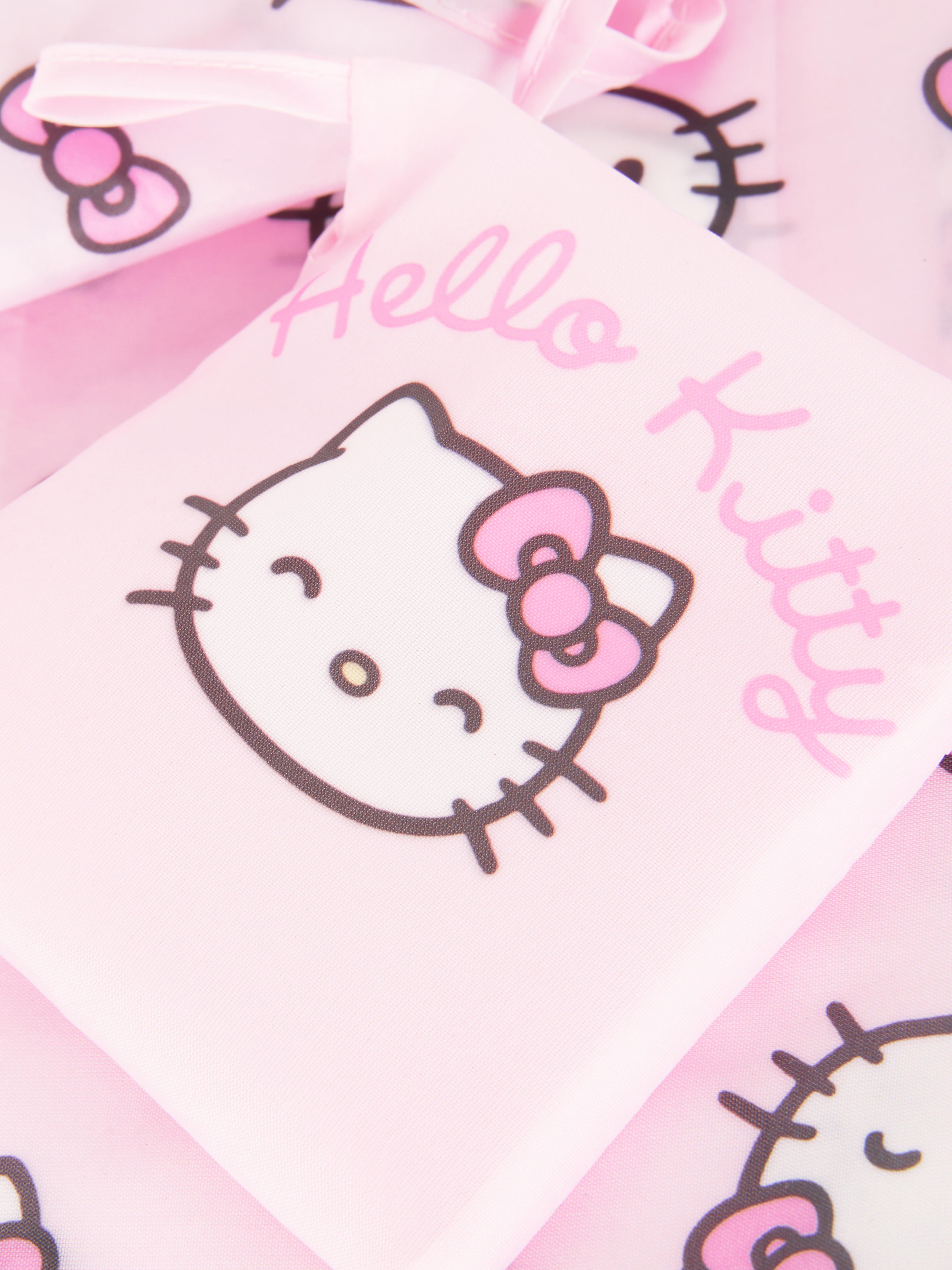Geantă pliabilă Hello Kitty. O geantă drăguță cu model Hello Kitty, care poate fi pliată pentru depozitare ușoară.
