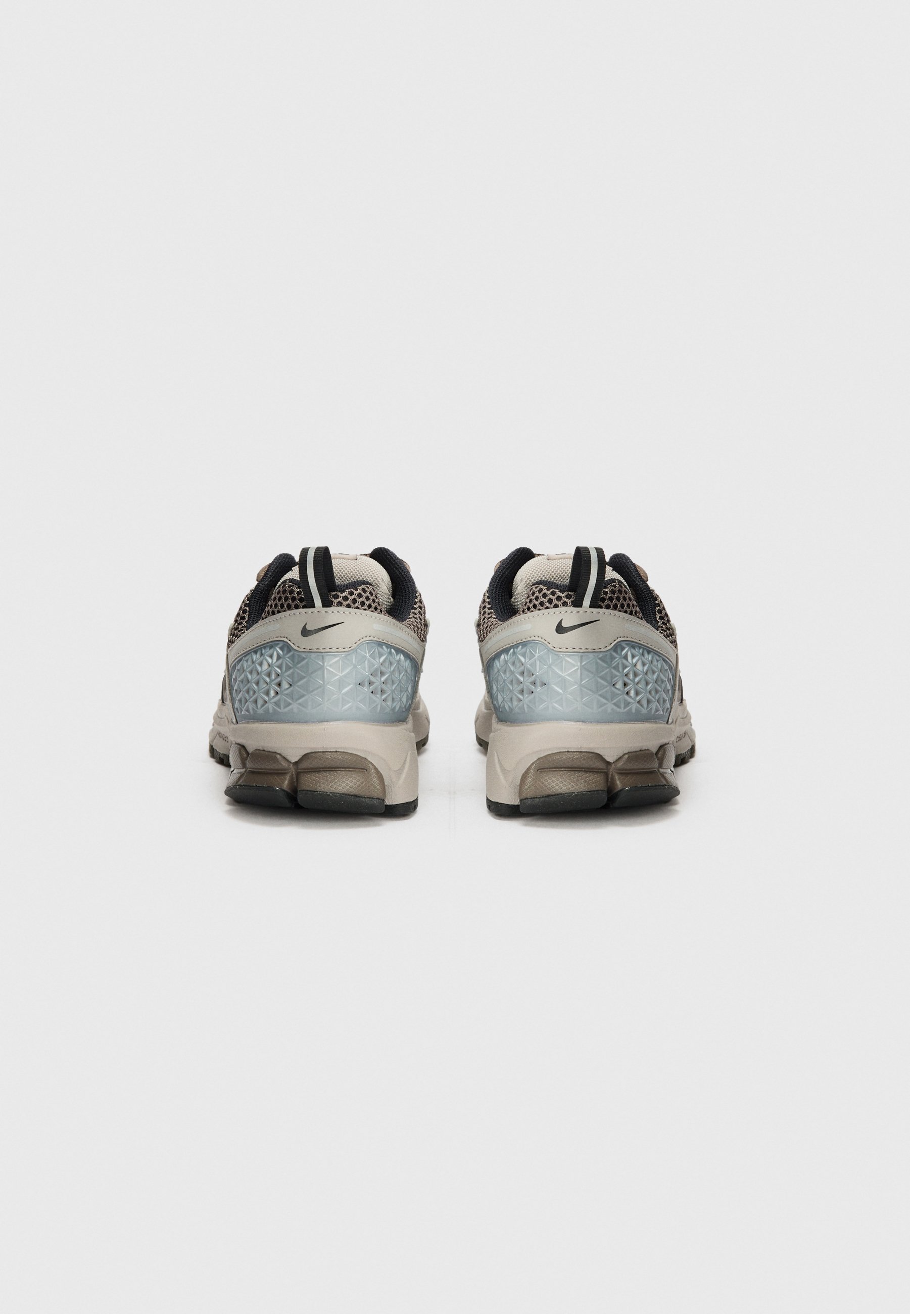Nike Sportswear VOMERO 5 UNISEX - Sneakers - collegegrijs/zwart/steen metallic zilverkleurig