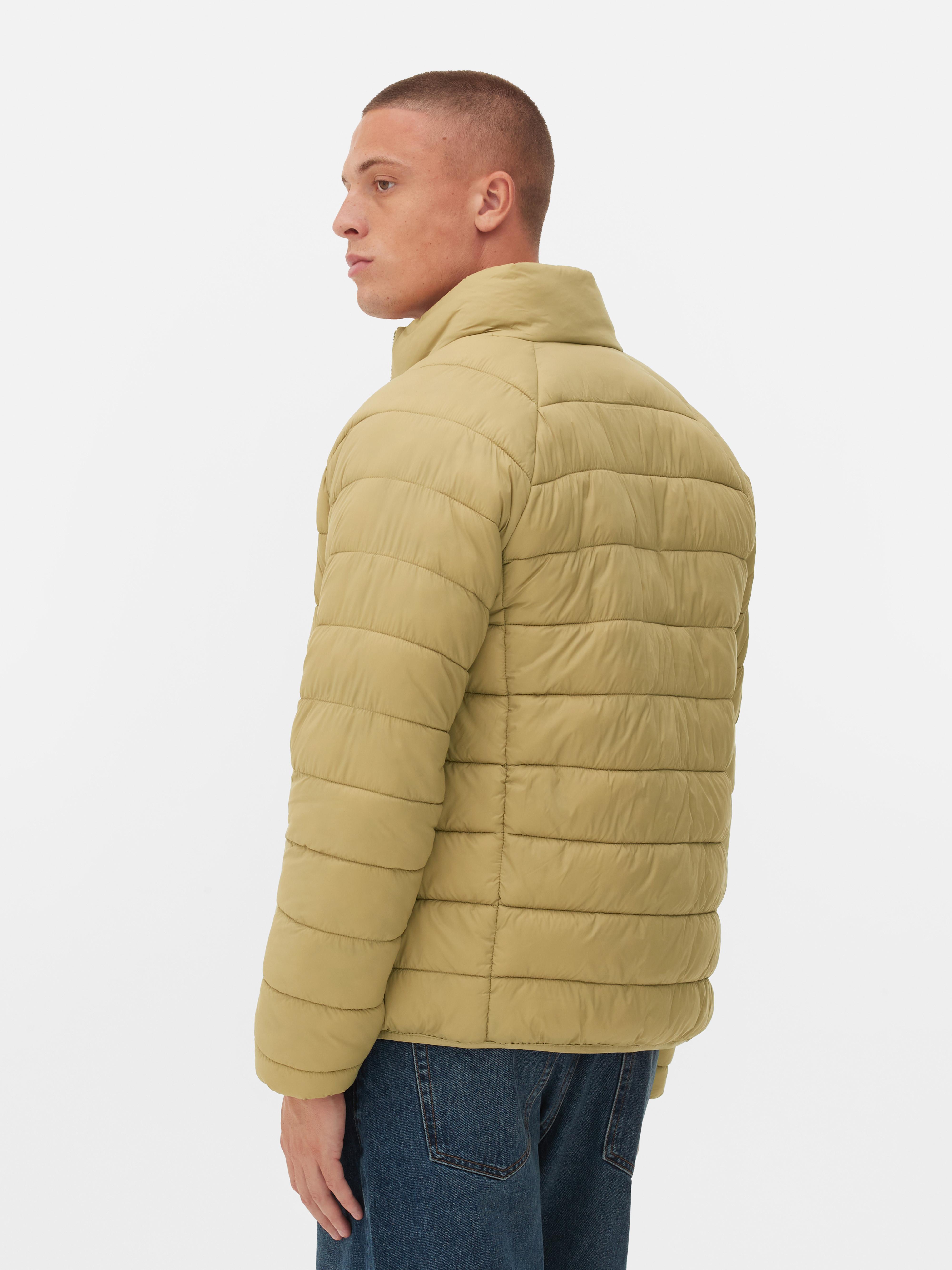 Steppjacke mit Stehkragen. Eine lässige Steppjacke mit Stehkragen, Reißverschluss und Taschen.