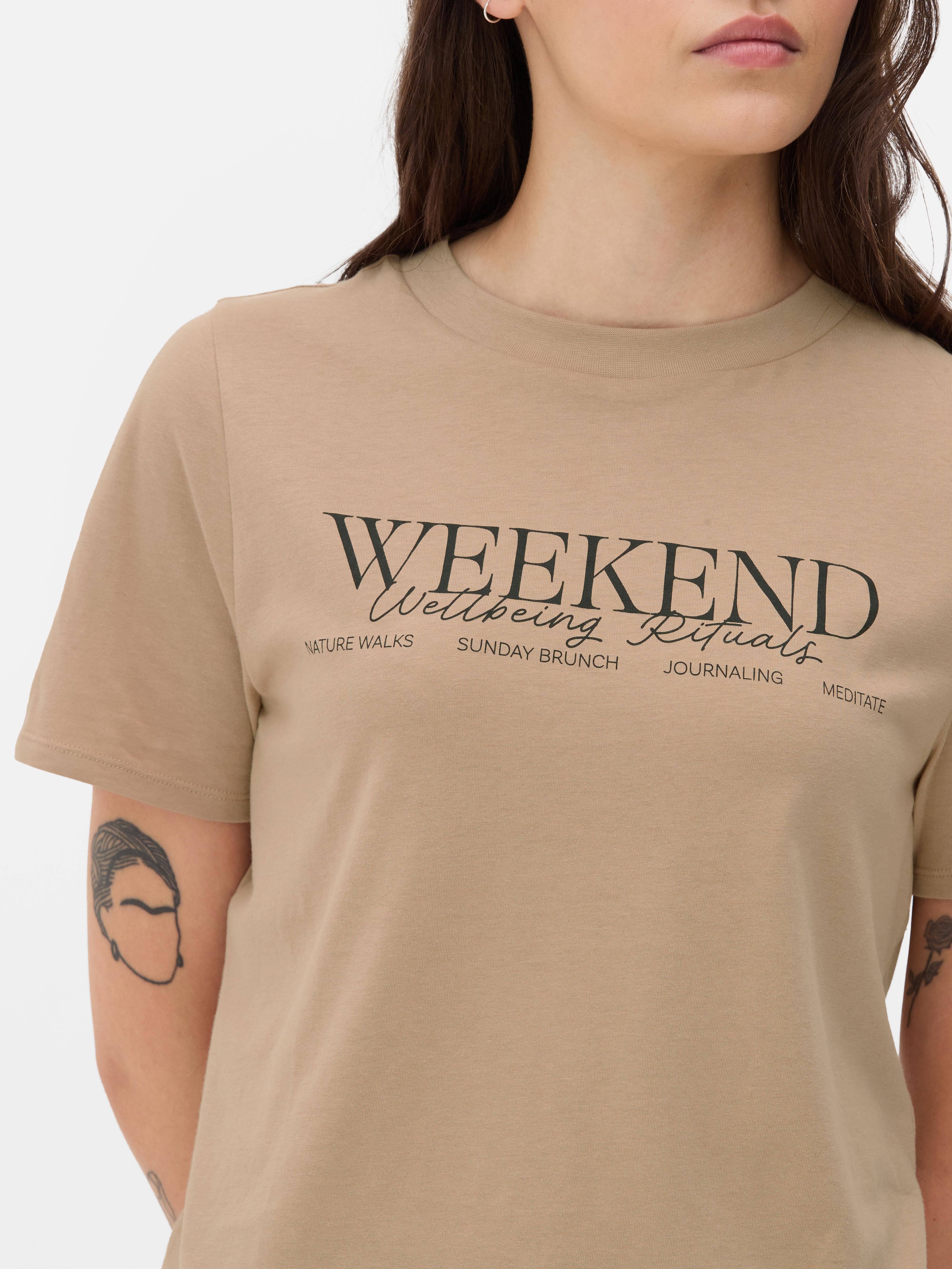 Tricou cu mânecă scurtă și imprimeu. Un tricou clasic din bumbac, cu guler rotund și un imprimeu atrăgător pe piept.