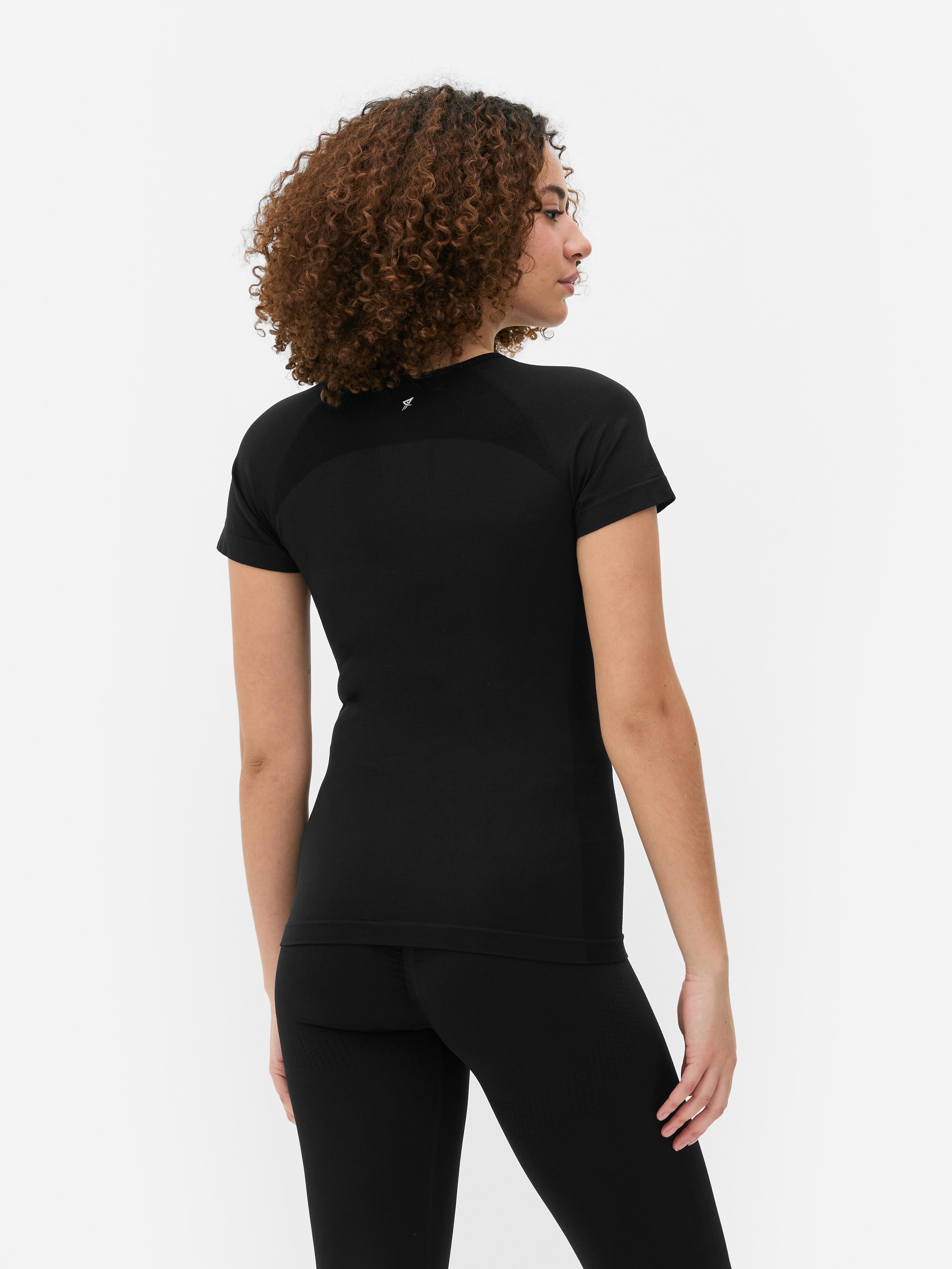 Top sportivo a maniche corte senza cuciture. Un top sportivo con scollo rotondo, maniche corte ed elasticizzato.