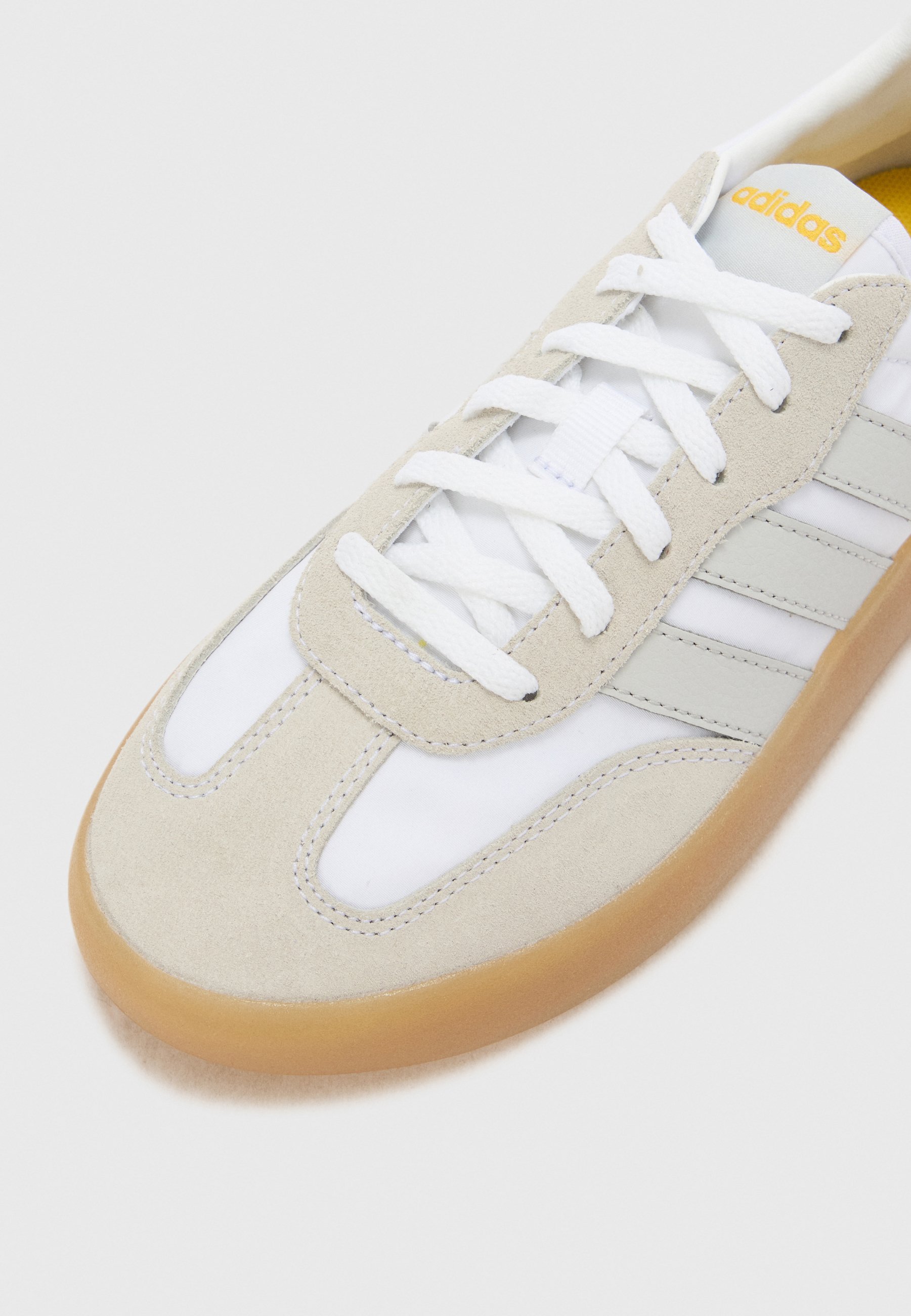 adidas Performance BARREDA DECODE ARSENAL UNISEX - Kopačky na halový futbal - biela/jednofarebná sivá/guma