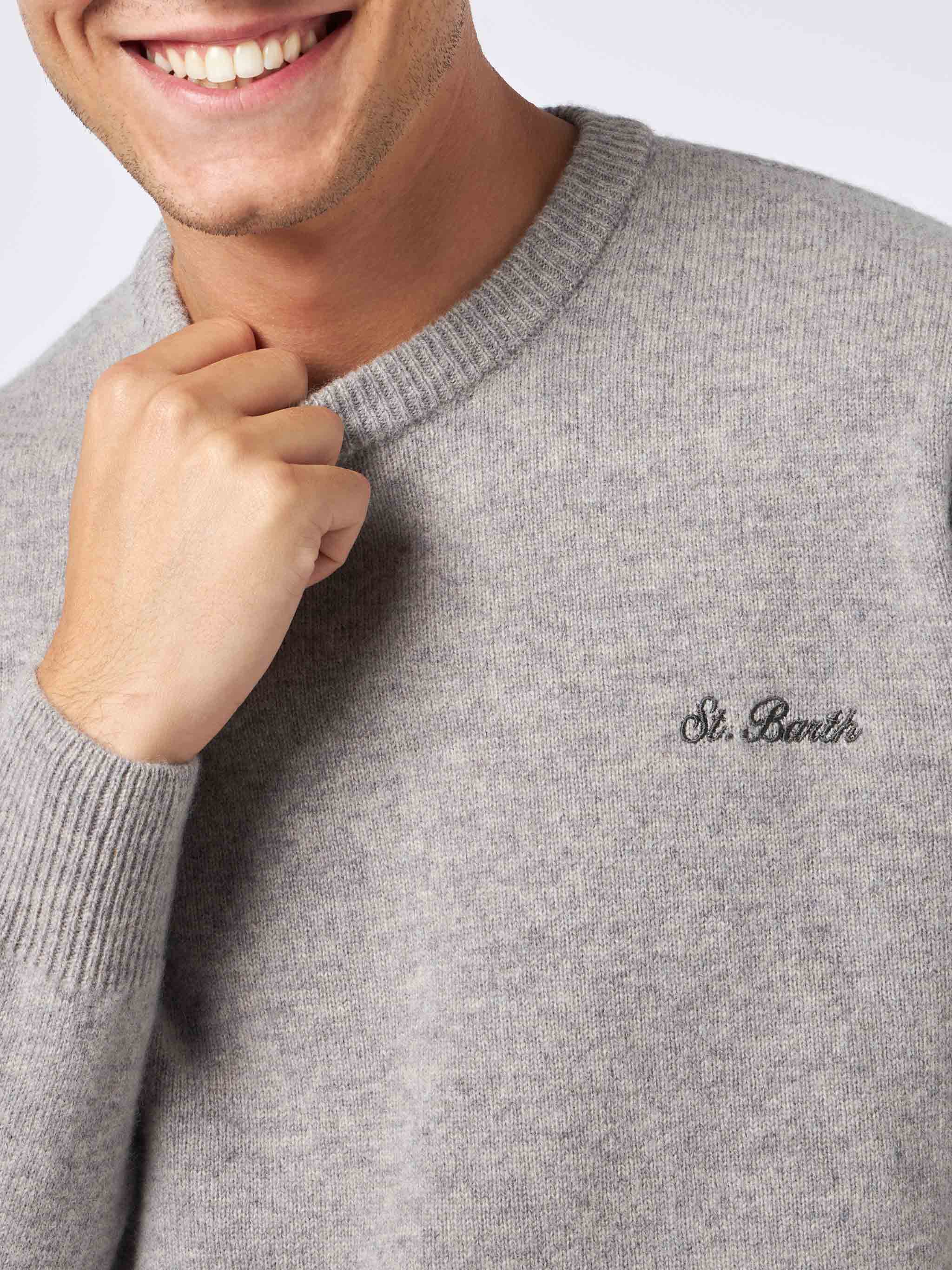 Ανδρικό πουλόβερ με στρογγυλή λαιμόκοψη σε μελανζέ γκρι χρώμα με κέντημα St. Barth